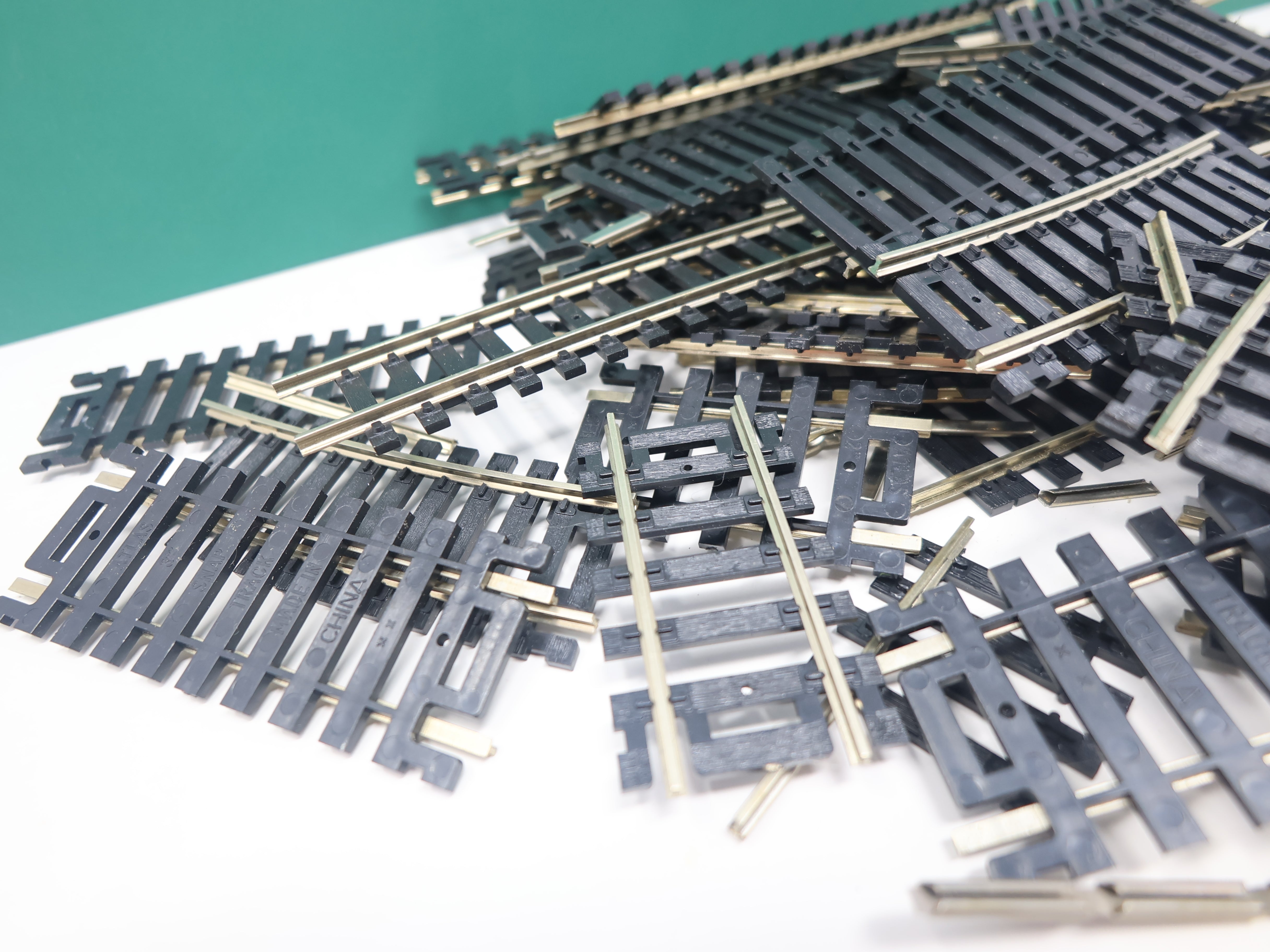 USED Atlas HO Scale, Large Lot of small pieces of snap track, Code 100, Nickel Silver