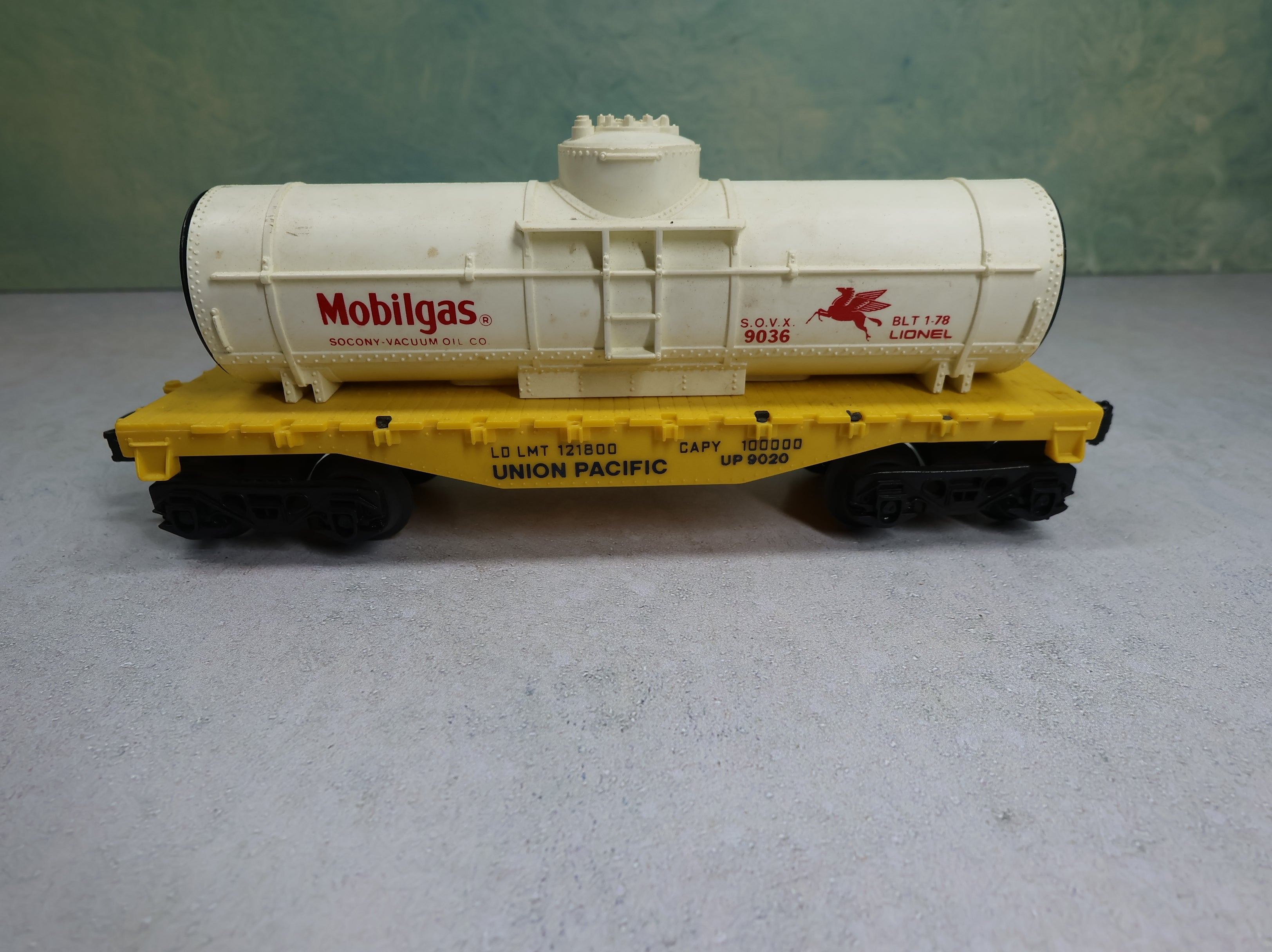 USED Lionel O Flat Car Union Pacific UP #9020 w/ Mobilgas Tank Load