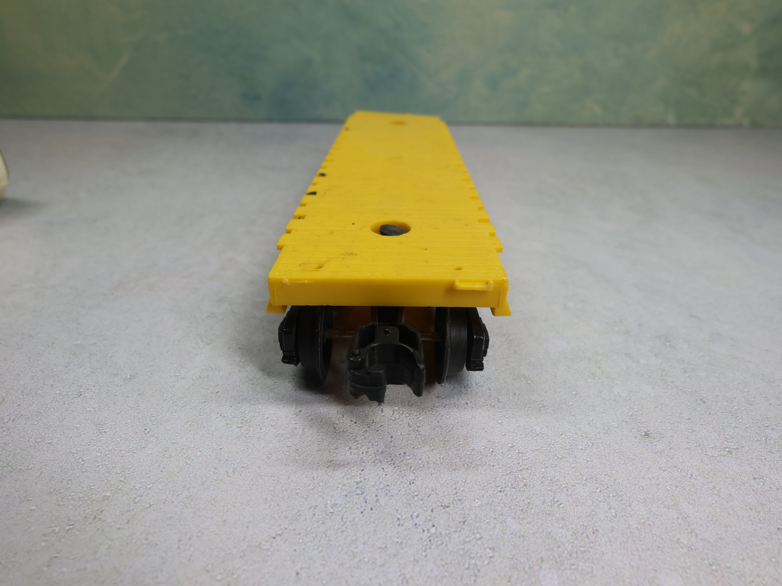 USED Lionel O Flat Car Union Pacific UP #9020 w/ Mobilgas Tank Load