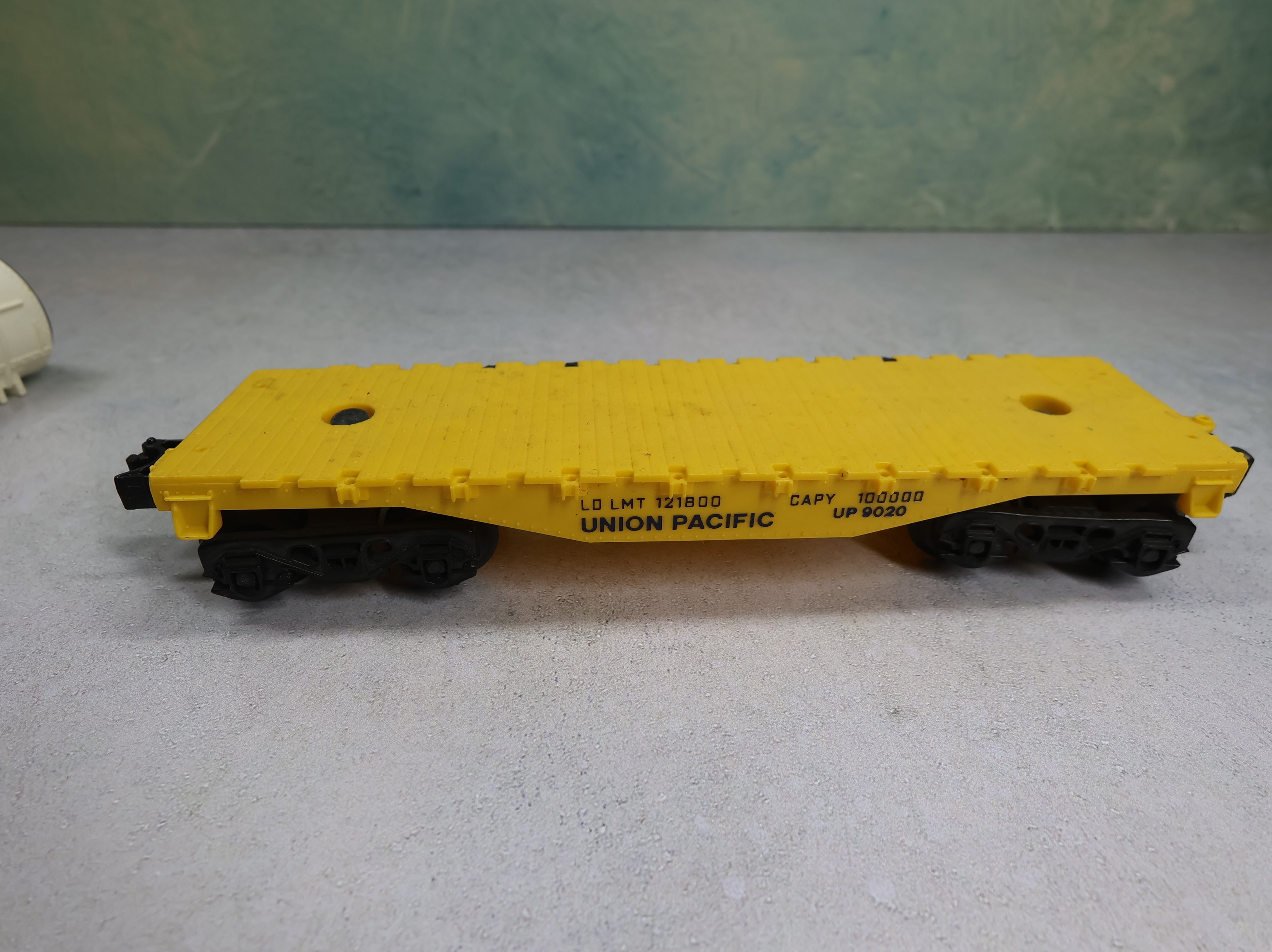 USED Lionel O Flat Car Union Pacific UP #9020 w/ Mobilgas Tank Load