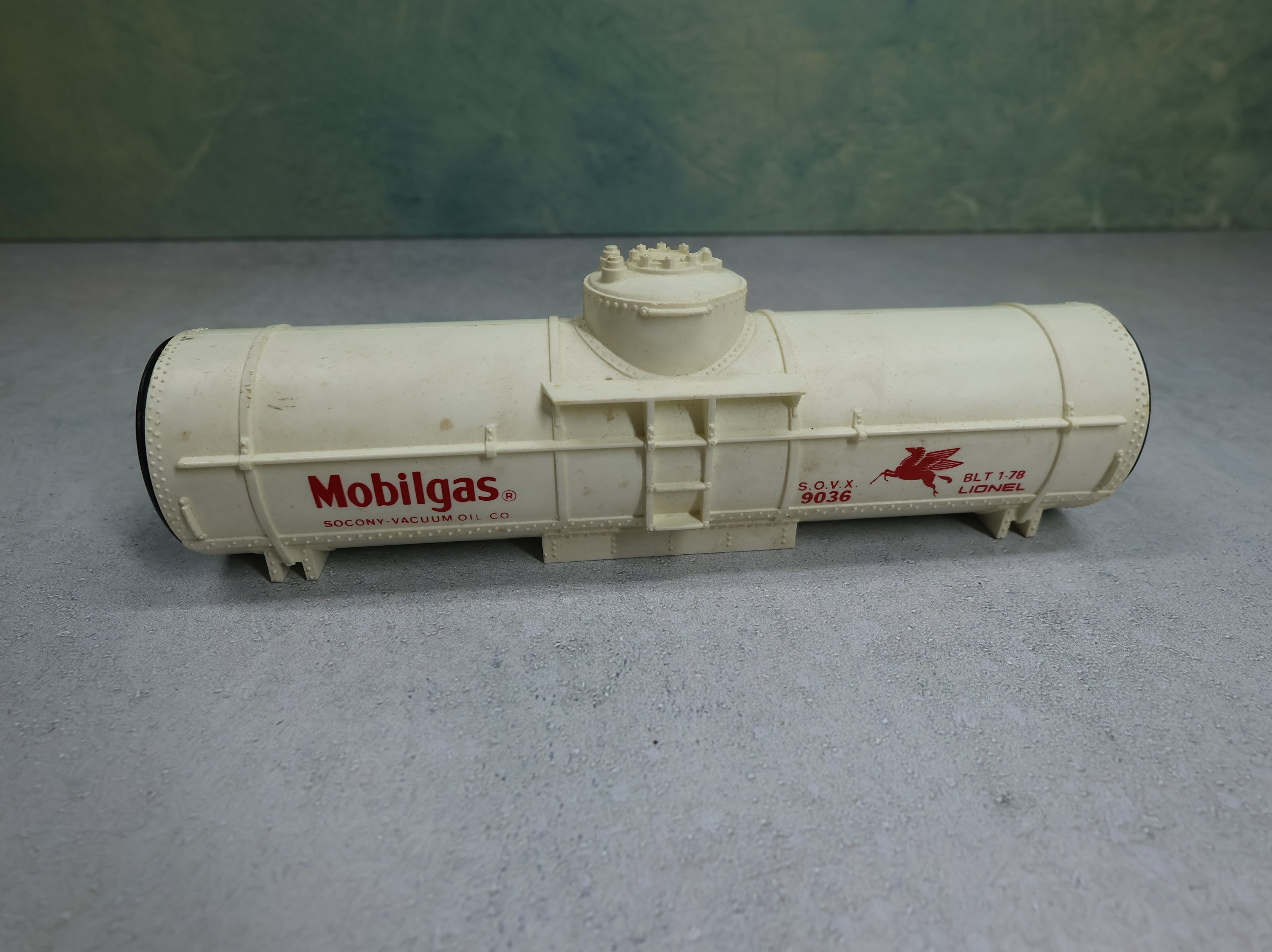 USED Lionel O Flat Car Union Pacific UP #9020 w/ Mobilgas Tank Load