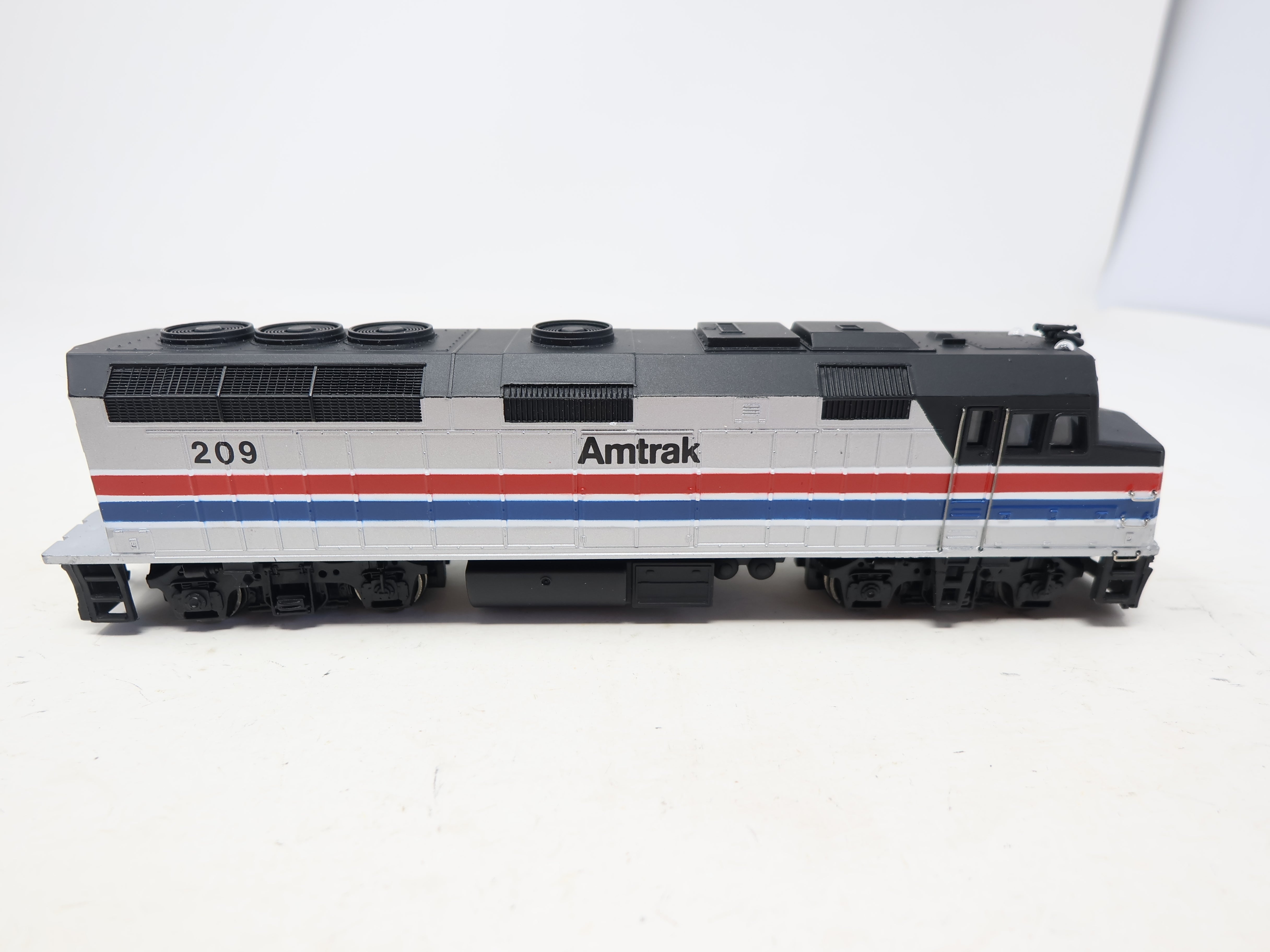 USED Bachmann 87012 HO Scale, Spectrum EMD F40 PH Diesel Locomotive, Amtrak #209, Phase II