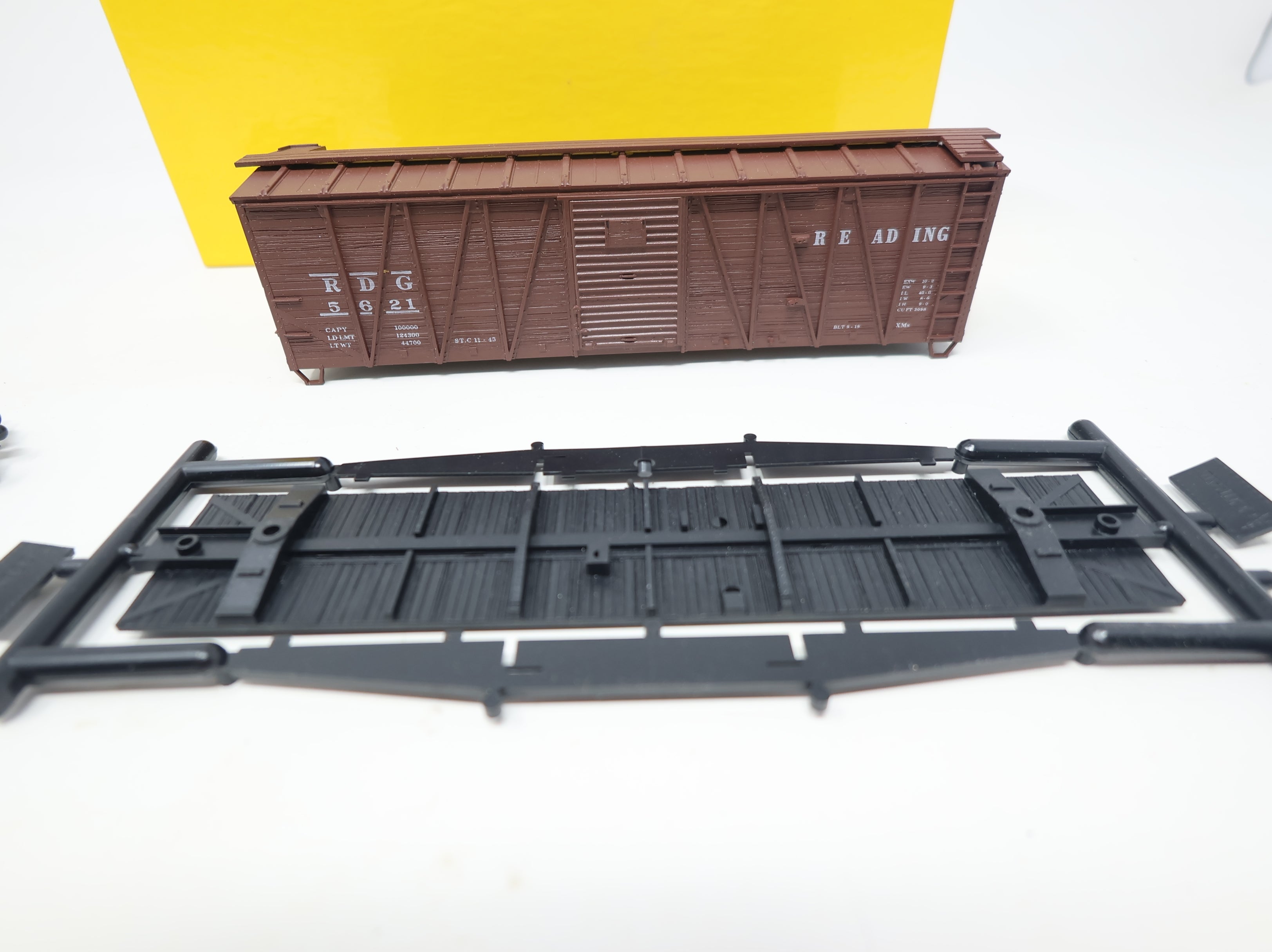 USED Accurail 4405 HO Scale 40' Wooden Box Car Reading RDG #5621 KIT