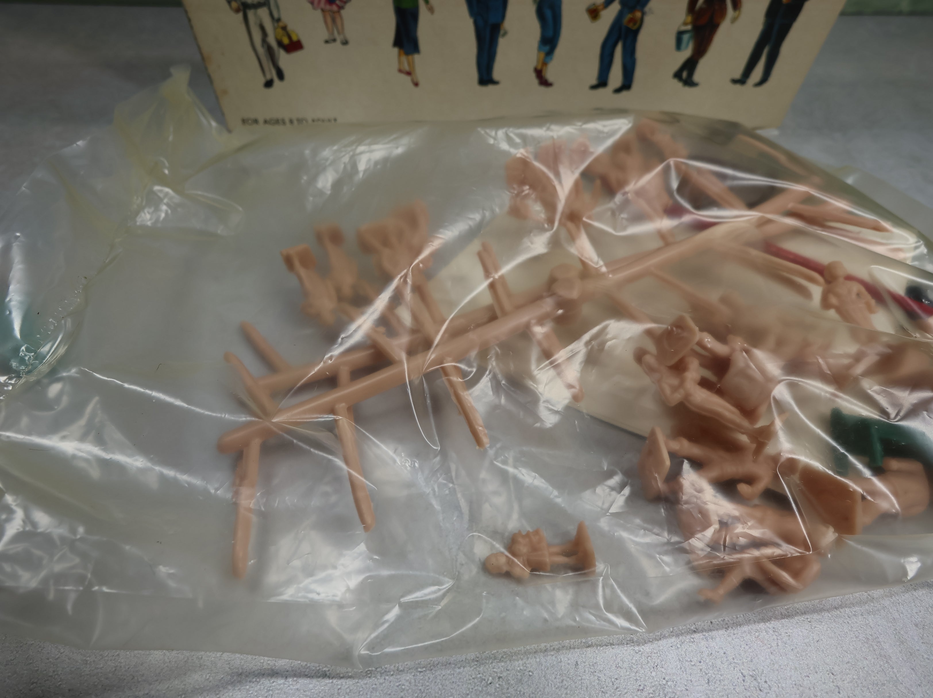 USED Bachmann 1915 O Plasticville Unpainted Figures - Citizens