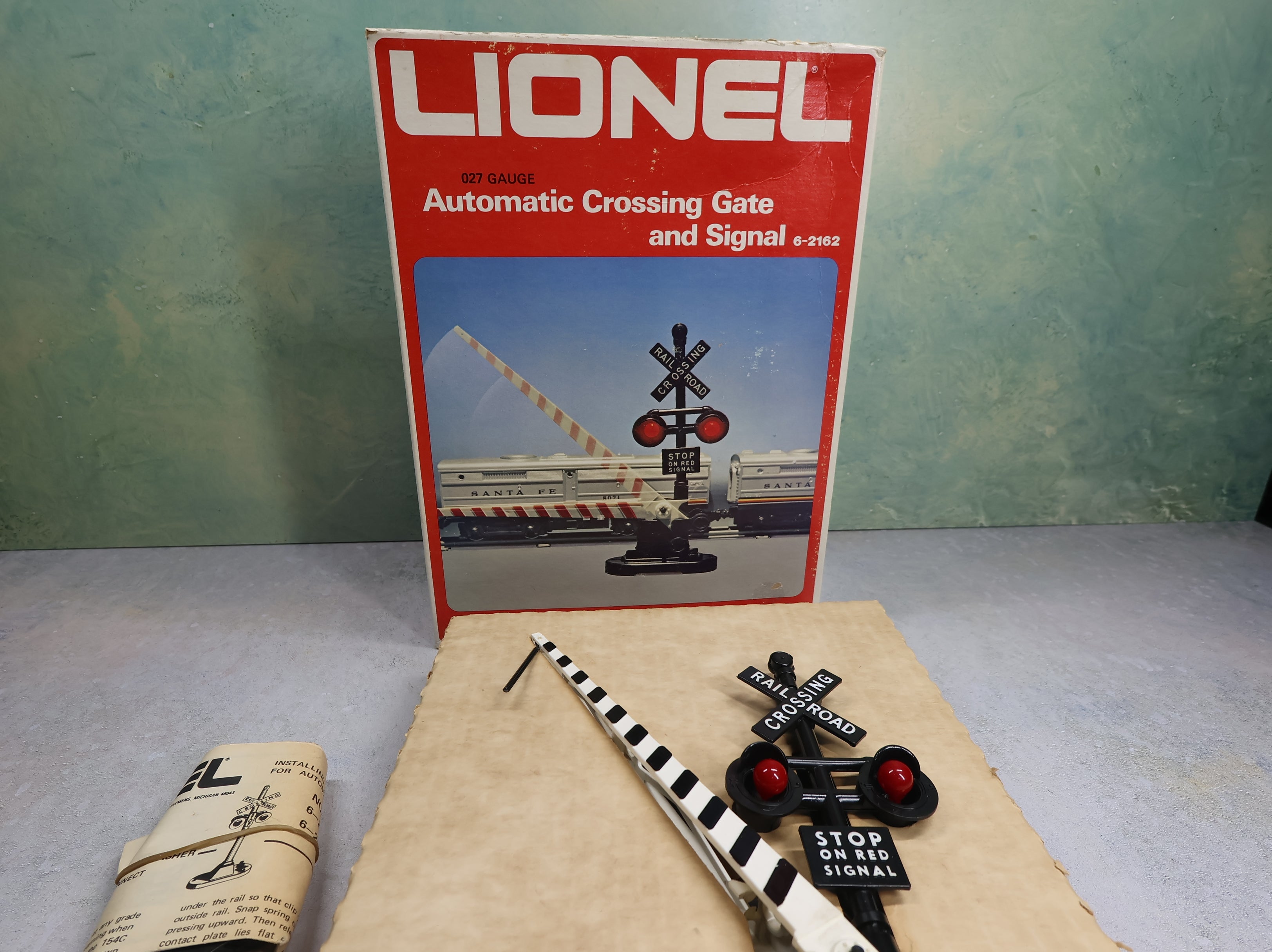 USED Lionel #6-2162 O Automatic Crossing Gate and Signal Untested