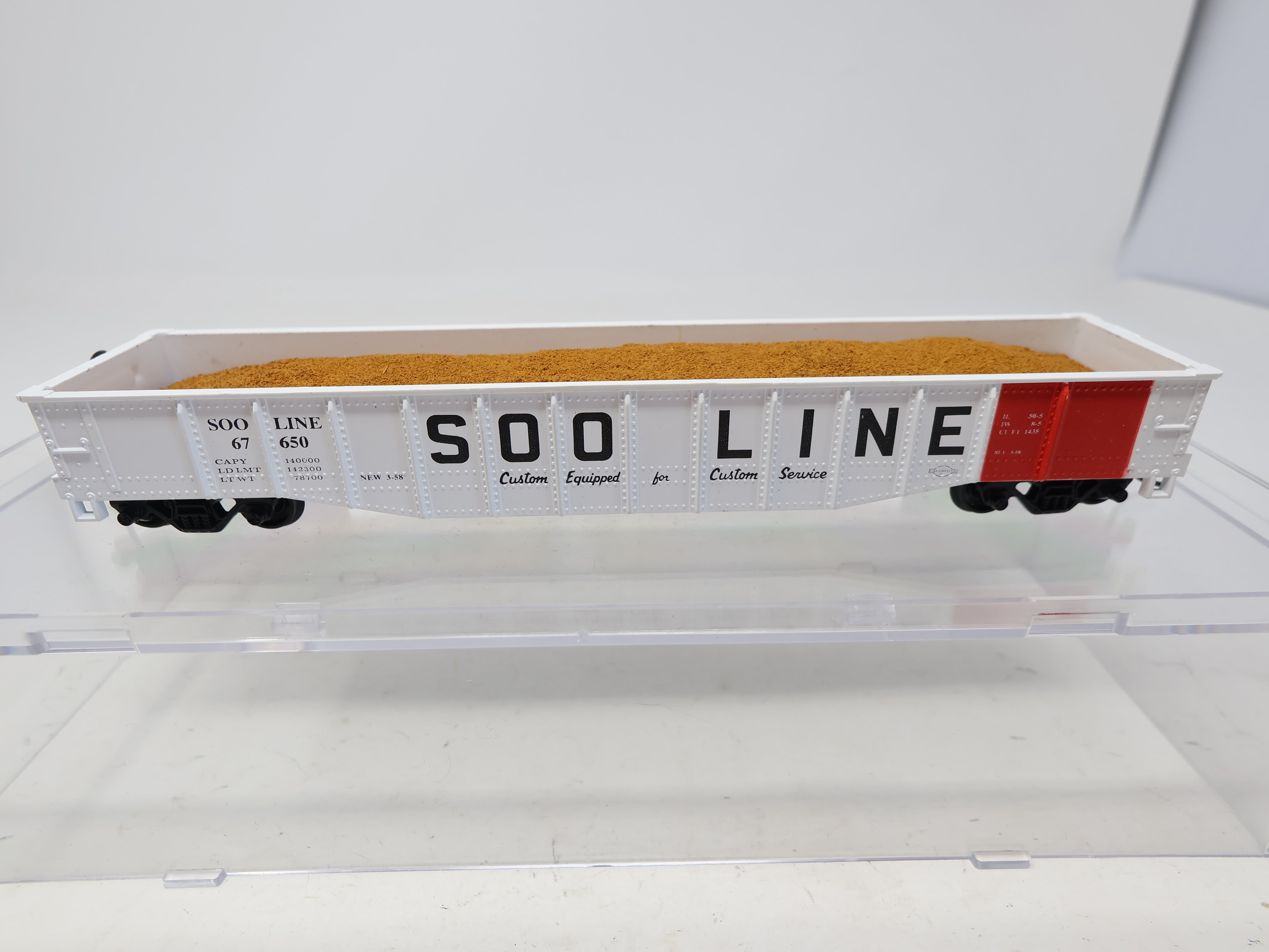 USED Athearn HO Scale, 49' Gondola w/ load, Soo Line #67650