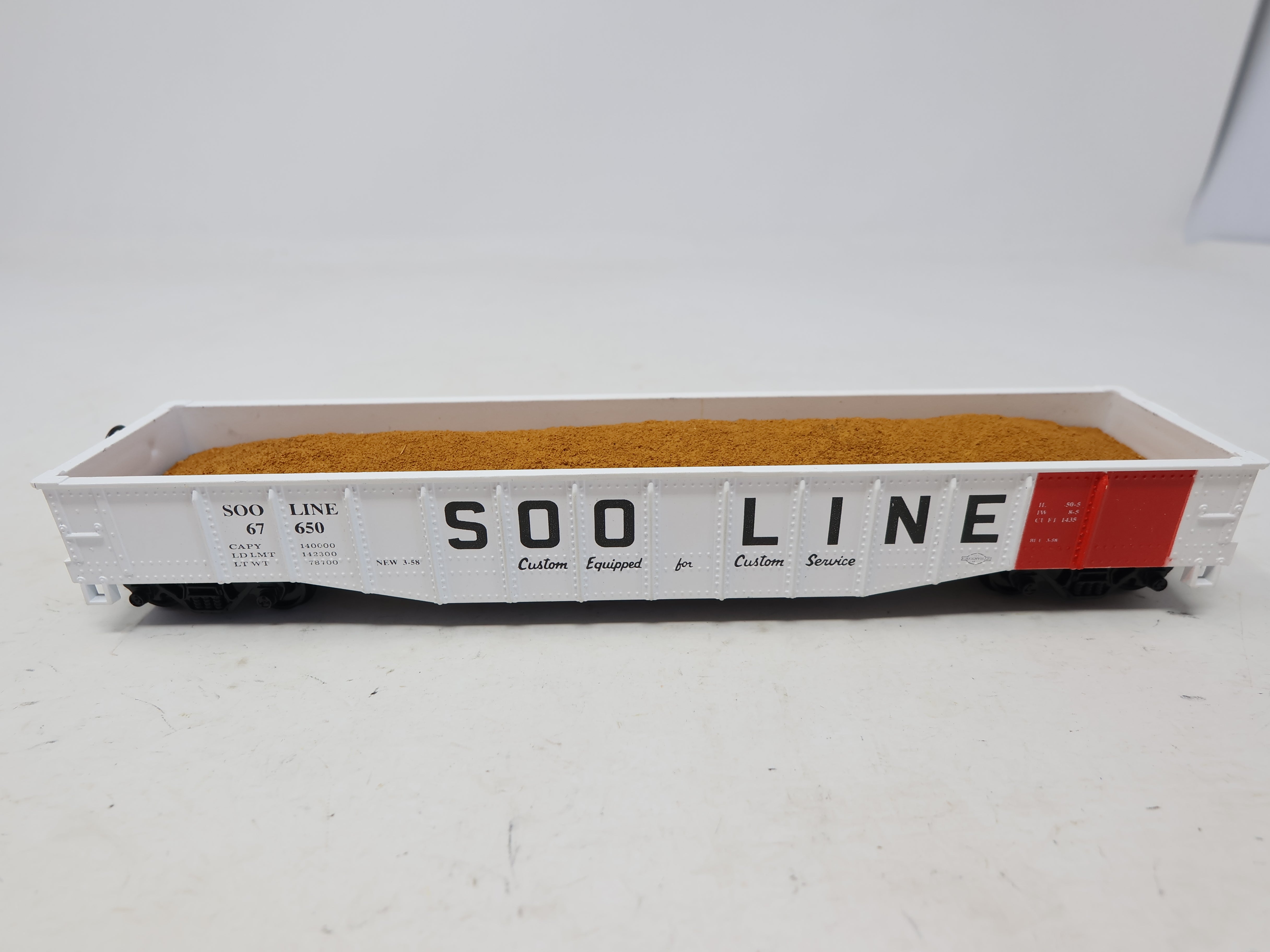 USED Athearn HO Scale, 49' Gondola w/ load, Soo Line #67650