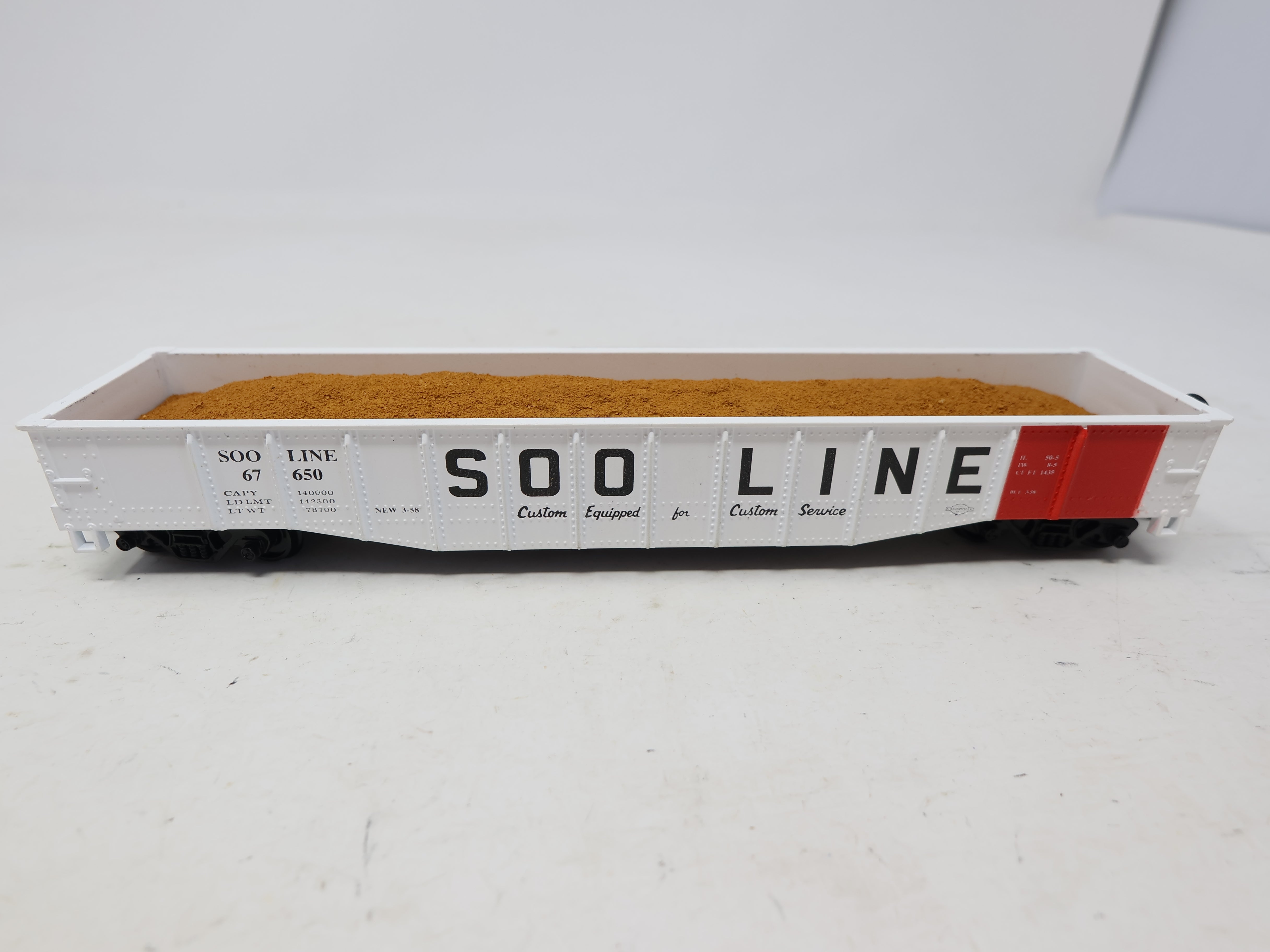 USED Athearn HO Scale, 49' Gondola w/ load, Soo Line #67650