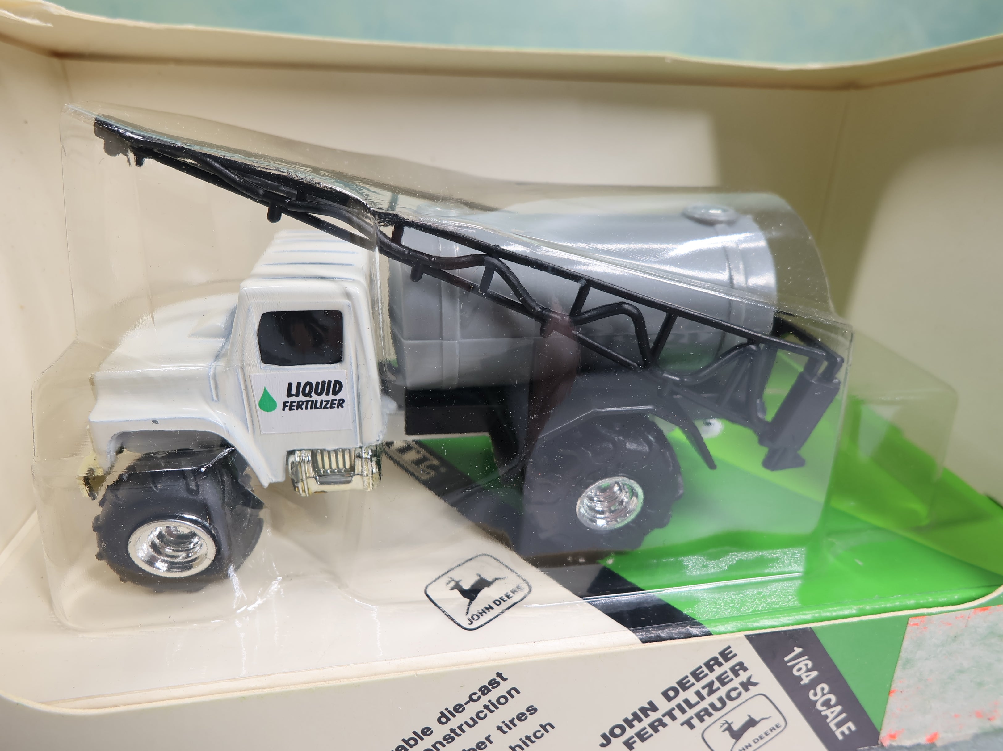 ERTL 5544 1:64 John Deere Fertilizer Truck