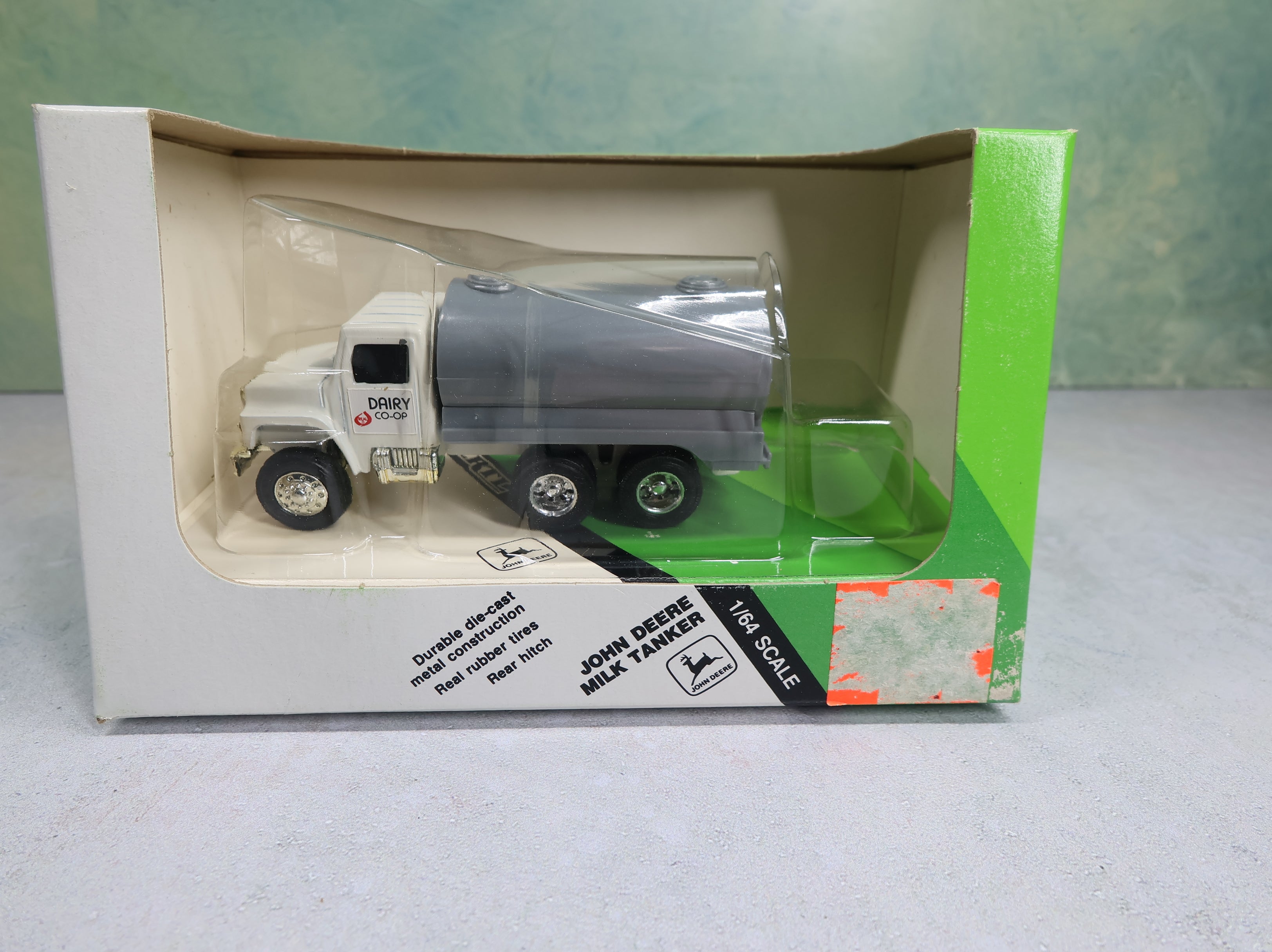 ERTL 5545 1:64 John Deere Milk Tanker