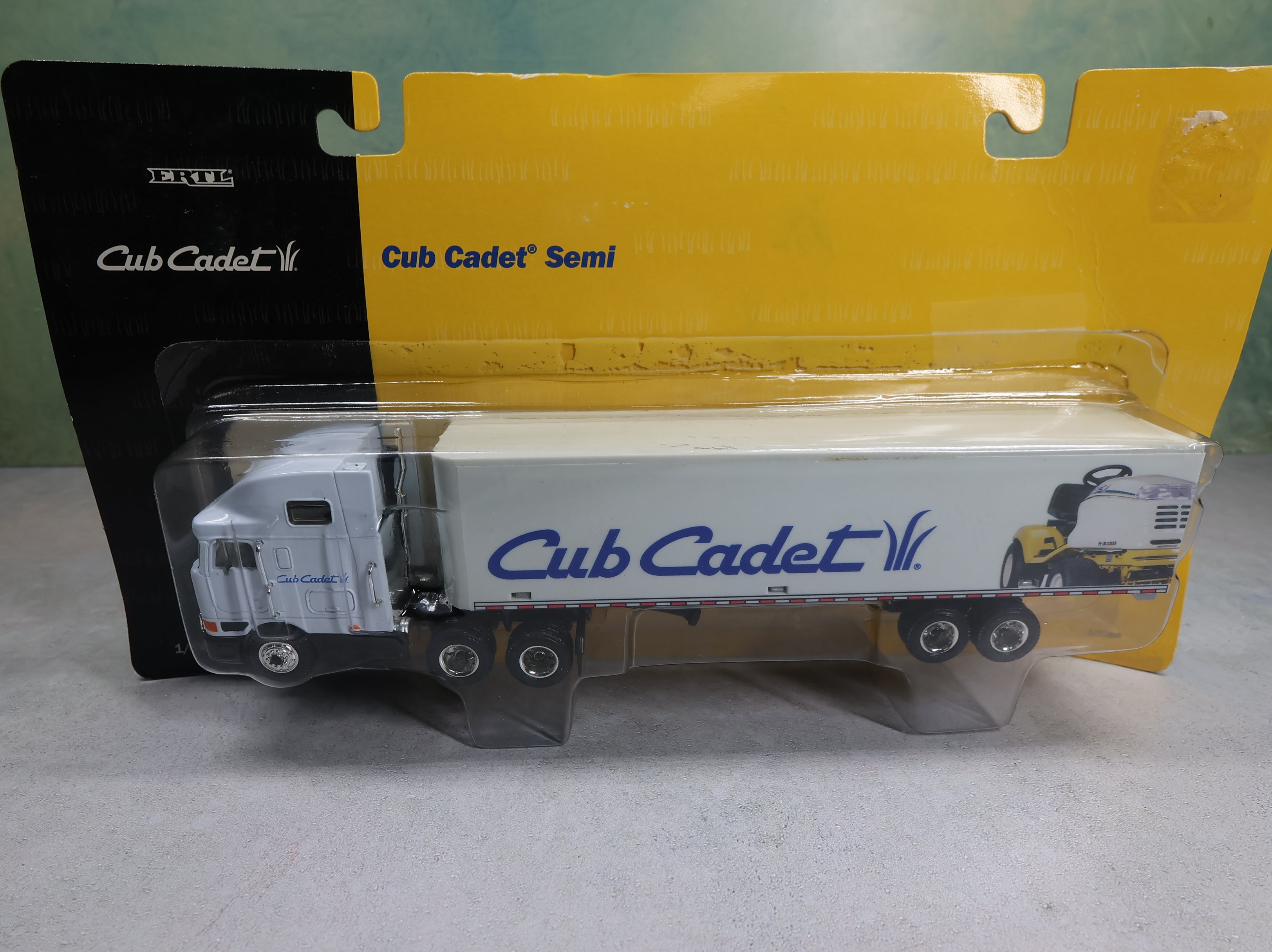 ERTL 13068 1:64 Cub Cadet Big Rig Tractor Trailer