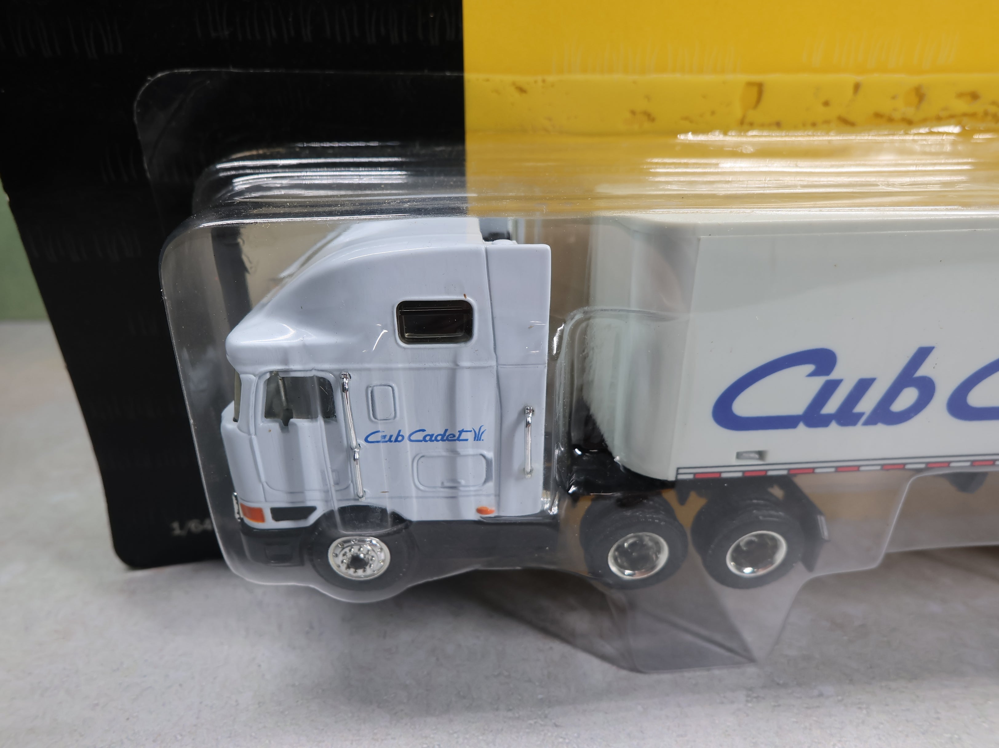 ERTL 13068 1:64 Cub Cadet Big Rig Tractor Trailer