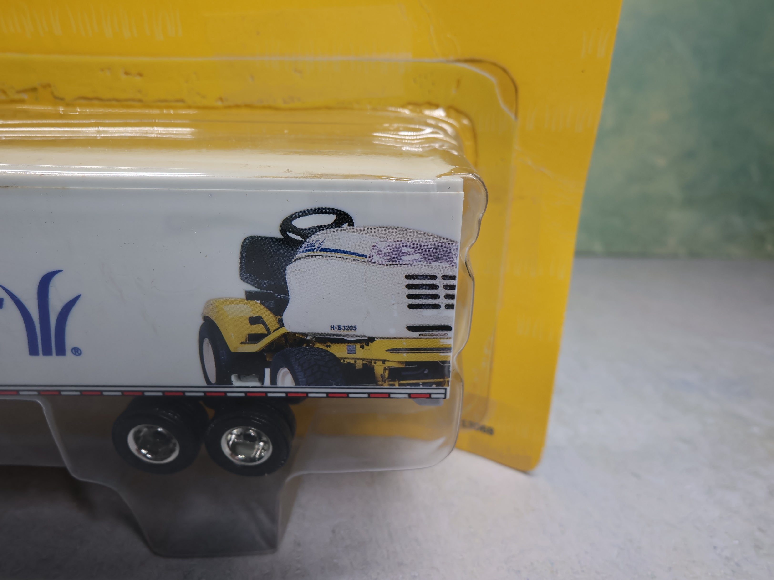 ERTL 13068 1:64 Cub Cadet Big Rig Tractor Trailer