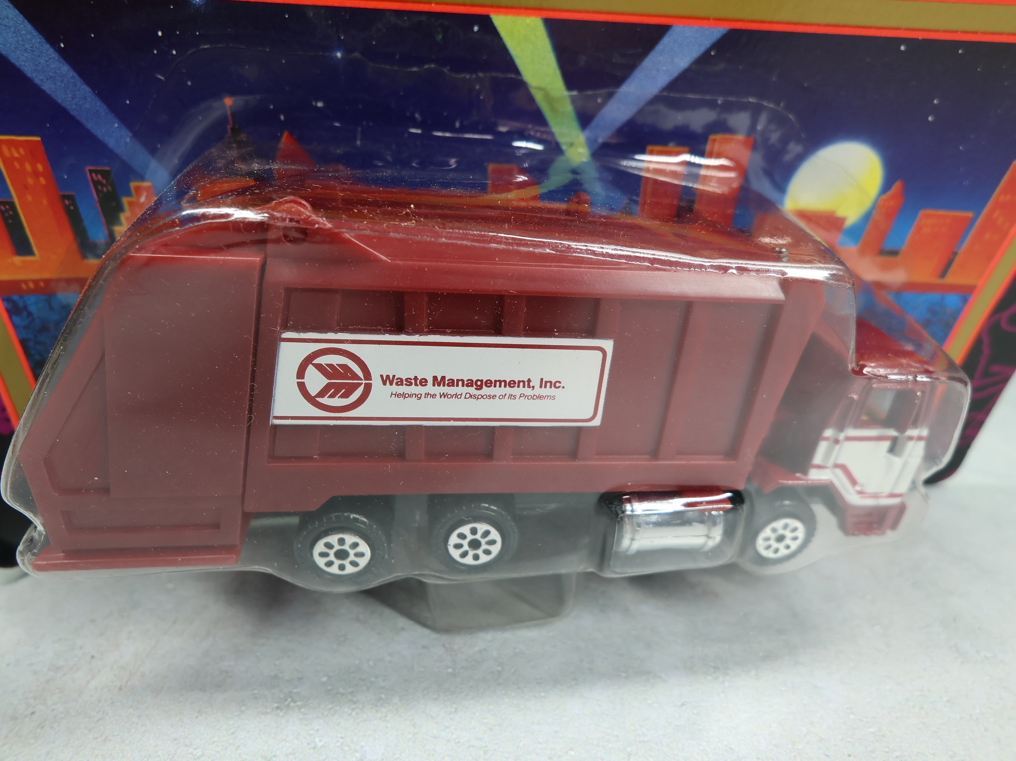 Road Champs 5900 Waste Management Garbage Truck Deluxe Series Die Cast Metal