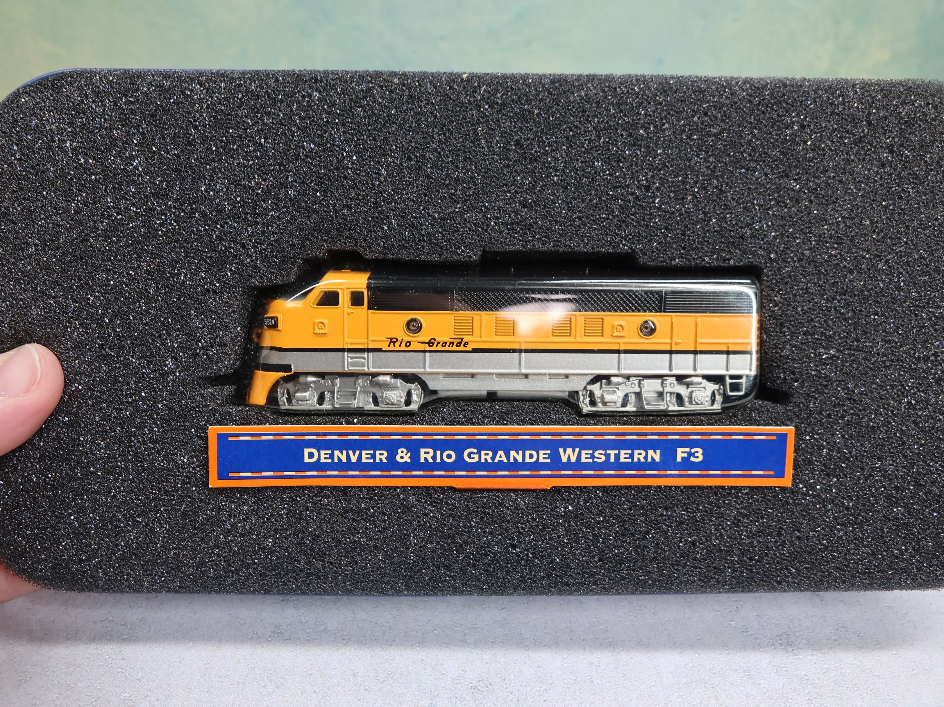 USED Lionel Diecast 1:120 Scale Decorative Tin F3 Diesel Locomotive Denver and Rio Grande Western #5524