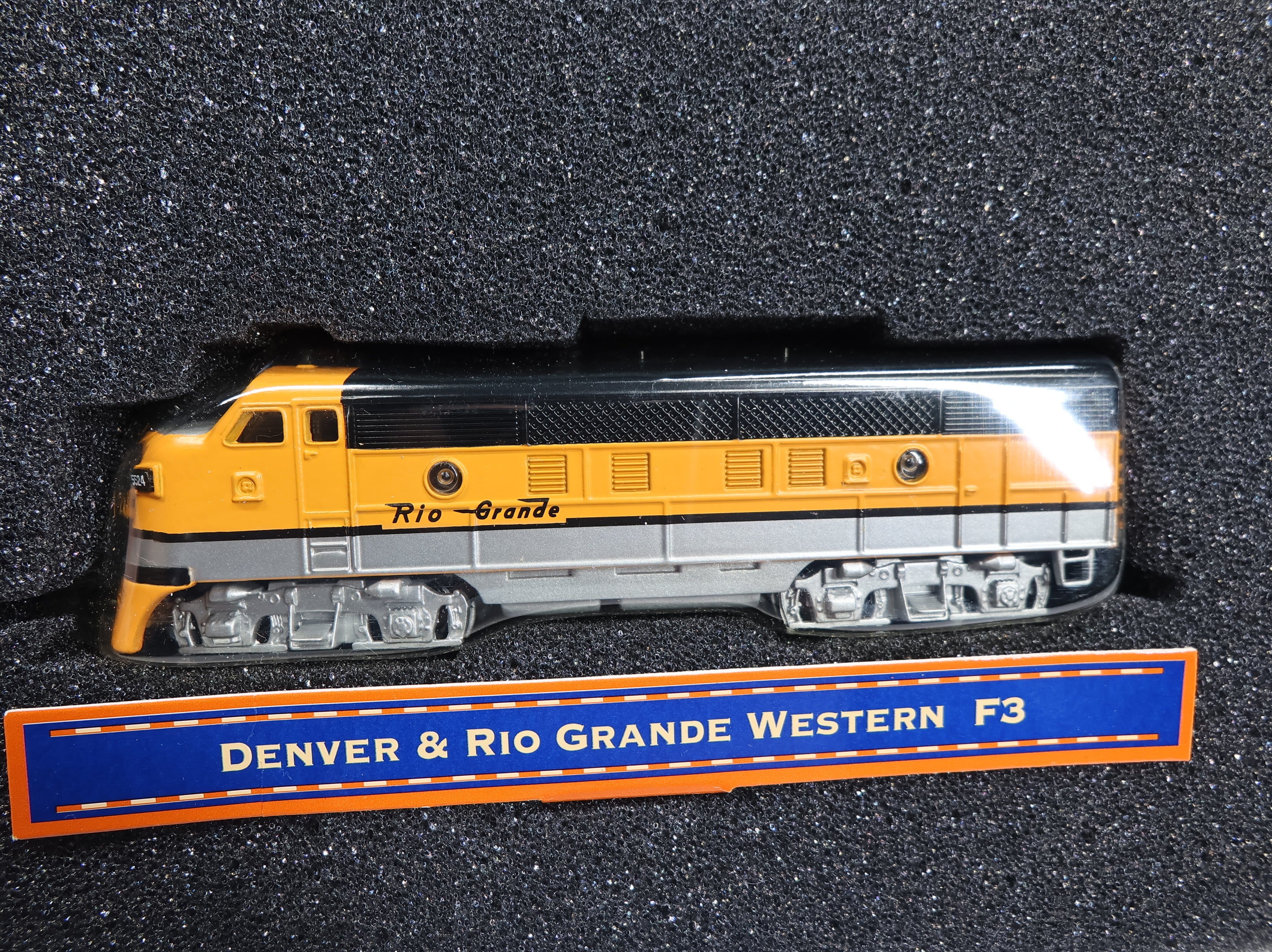 USED Lionel Diecast 1:120 Scale Decorative Tin F3 Diesel Locomotive Denver and Rio Grande Western #5524