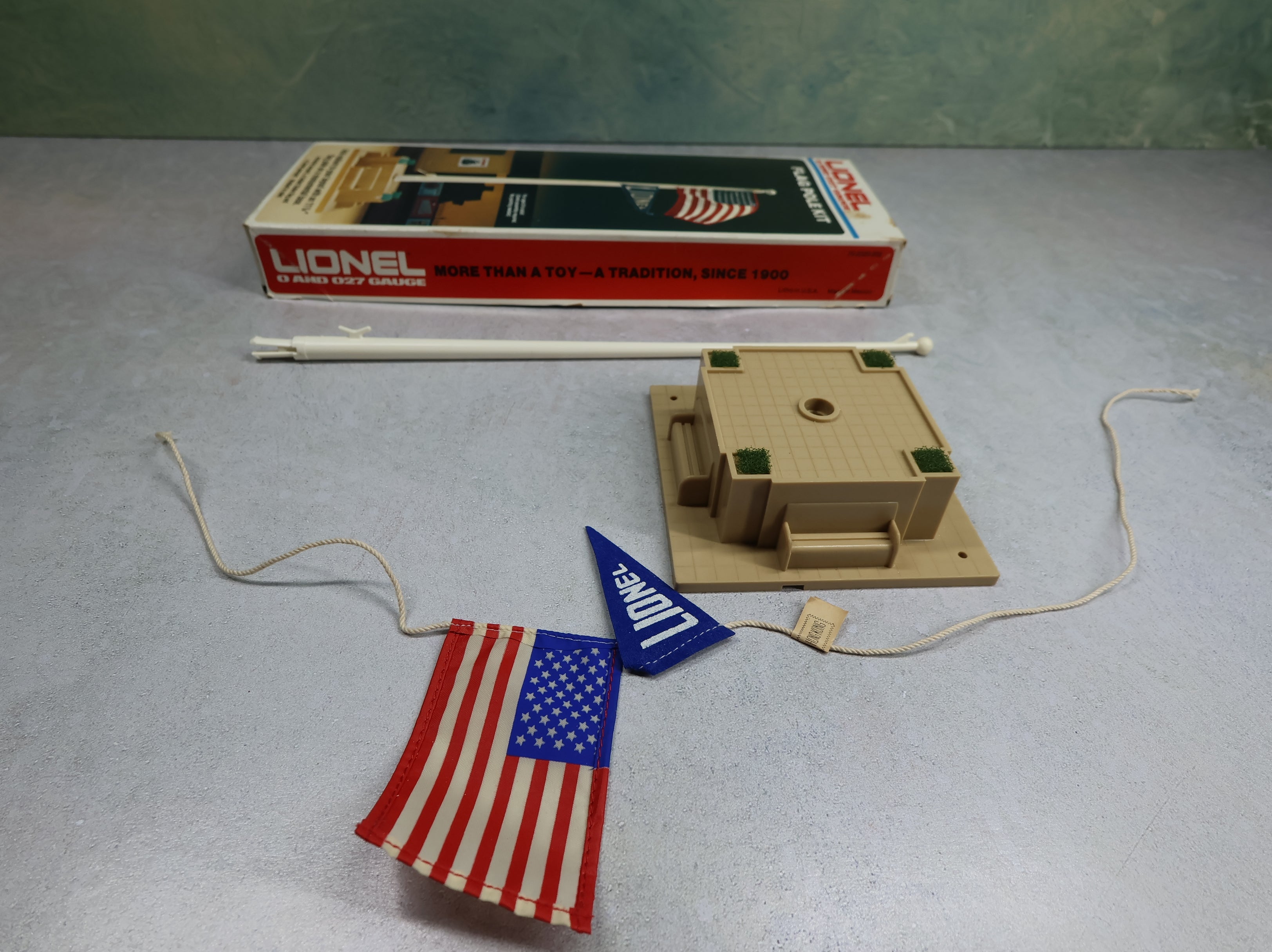 USED Lionel #6-2320 O Flag Pole KIT