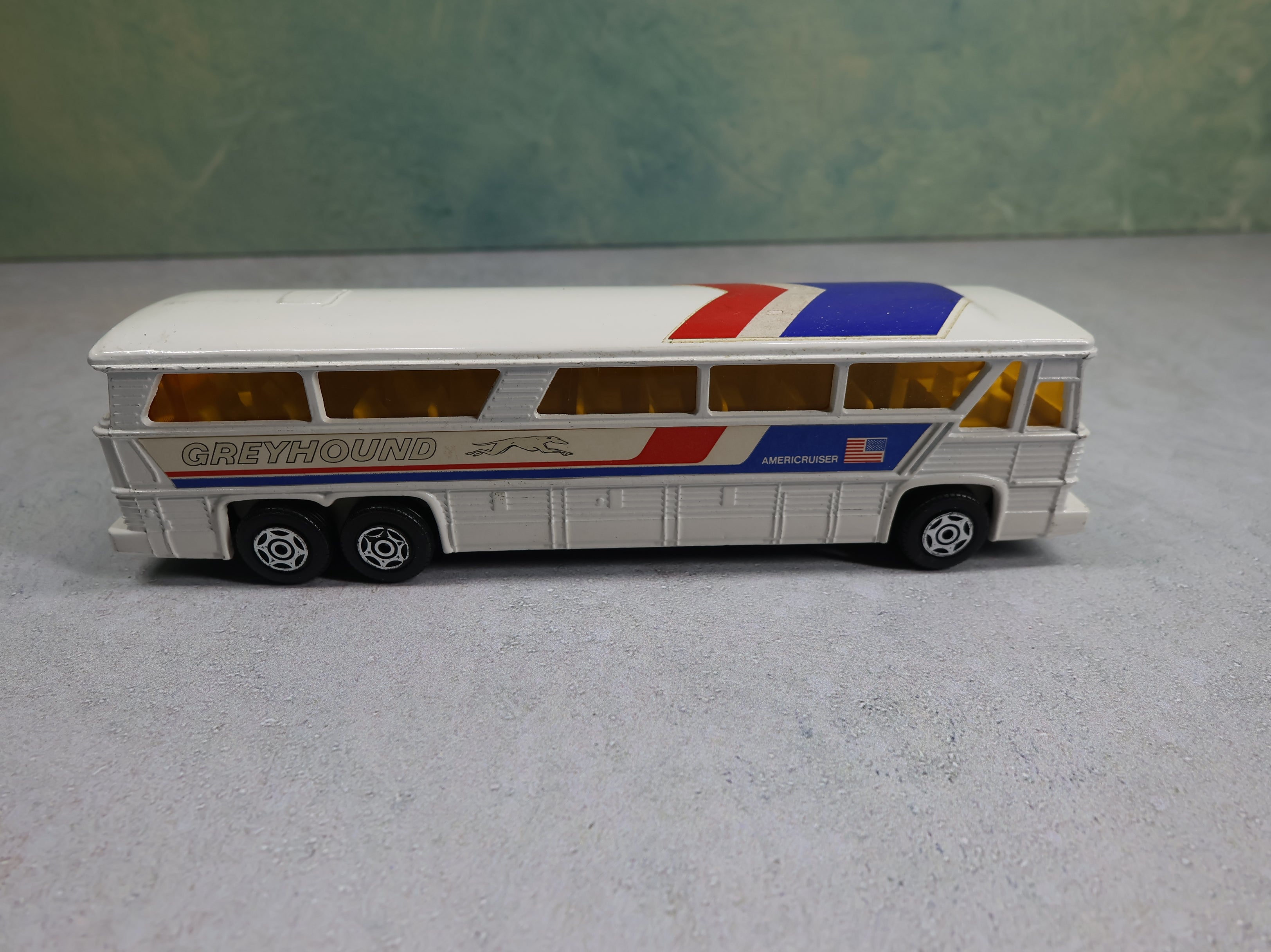 USED Corgi Die-Cast Greyhound Bus MC-8 Americruiser