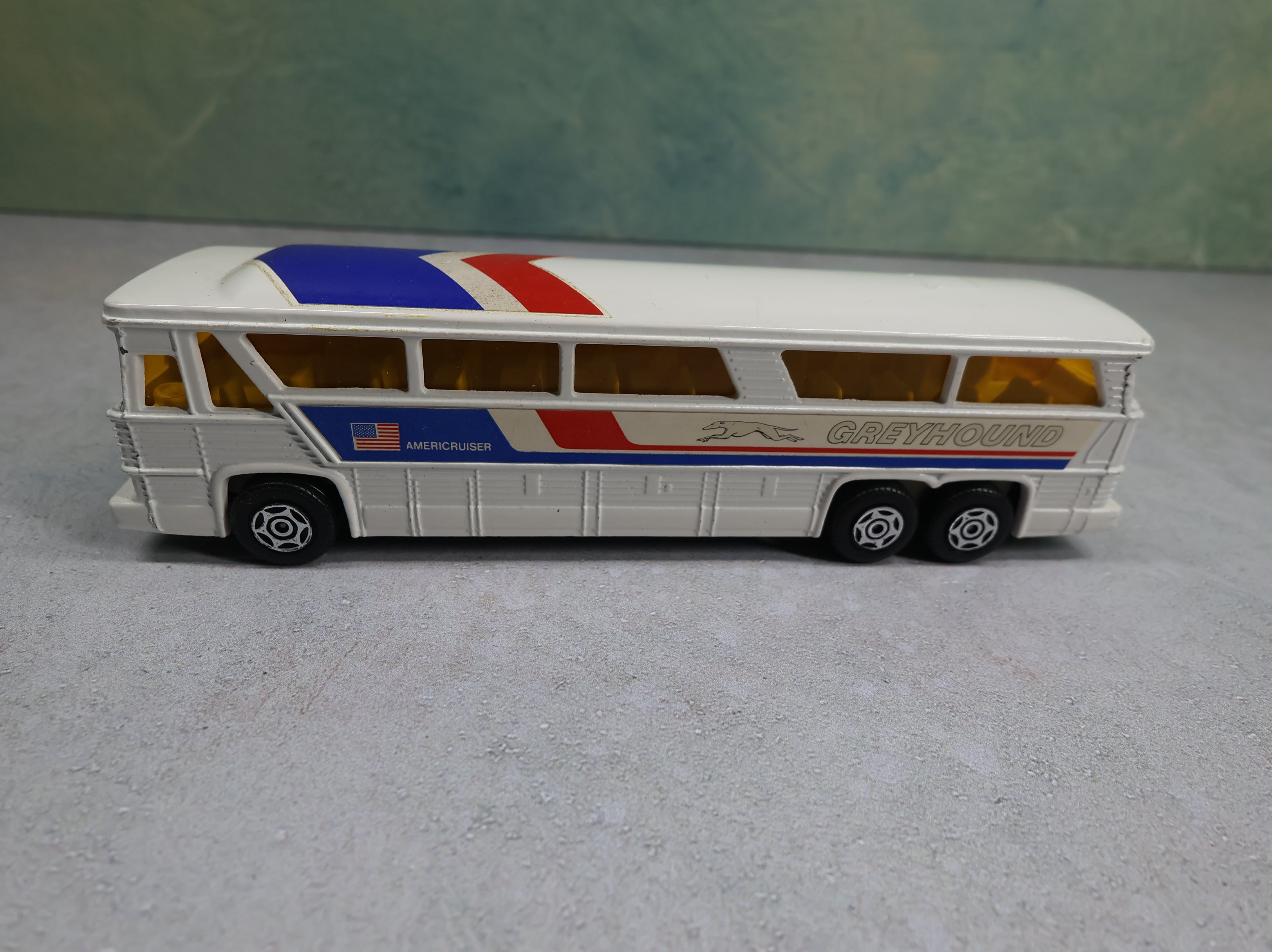 USED Corgi Die-Cast Greyhound Bus MC-8 Americruiser