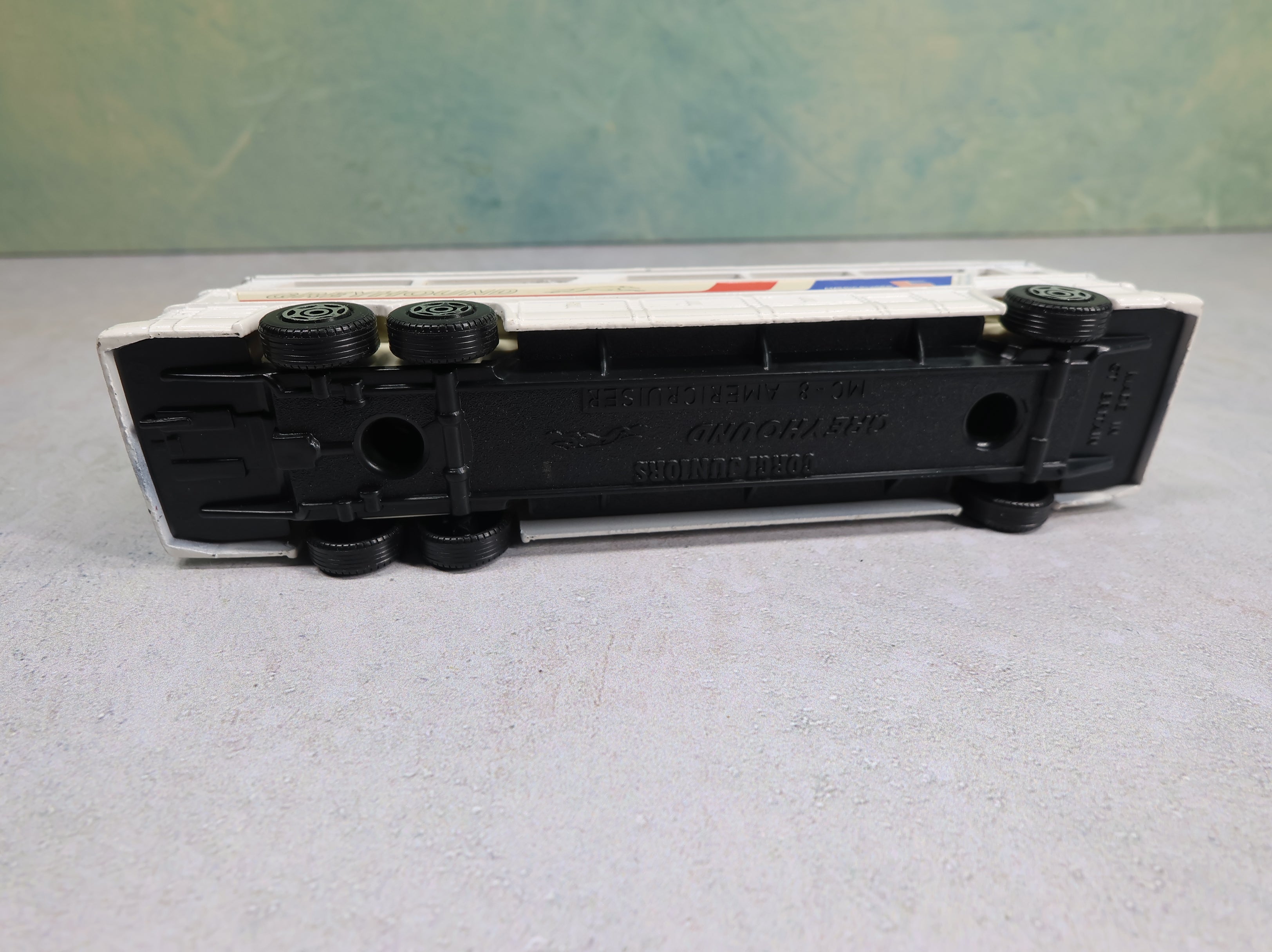 USED Corgi Die-Cast Greyhound Bus MC-8 Americruiser