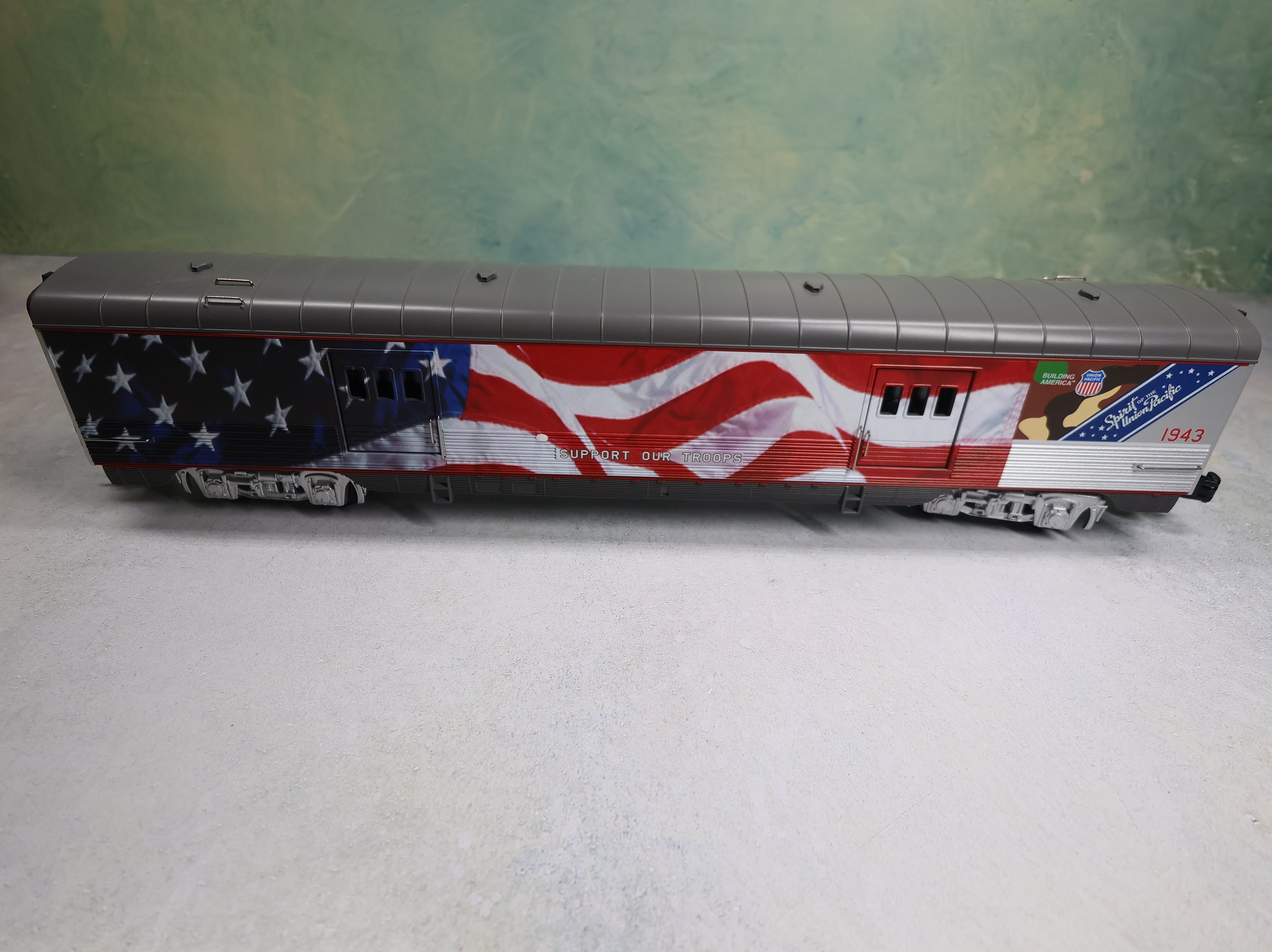 USED MTH Rail King 30-68039 O 60' Streamlined Baggage Car Union Pacific #1943 Spirit Scheme