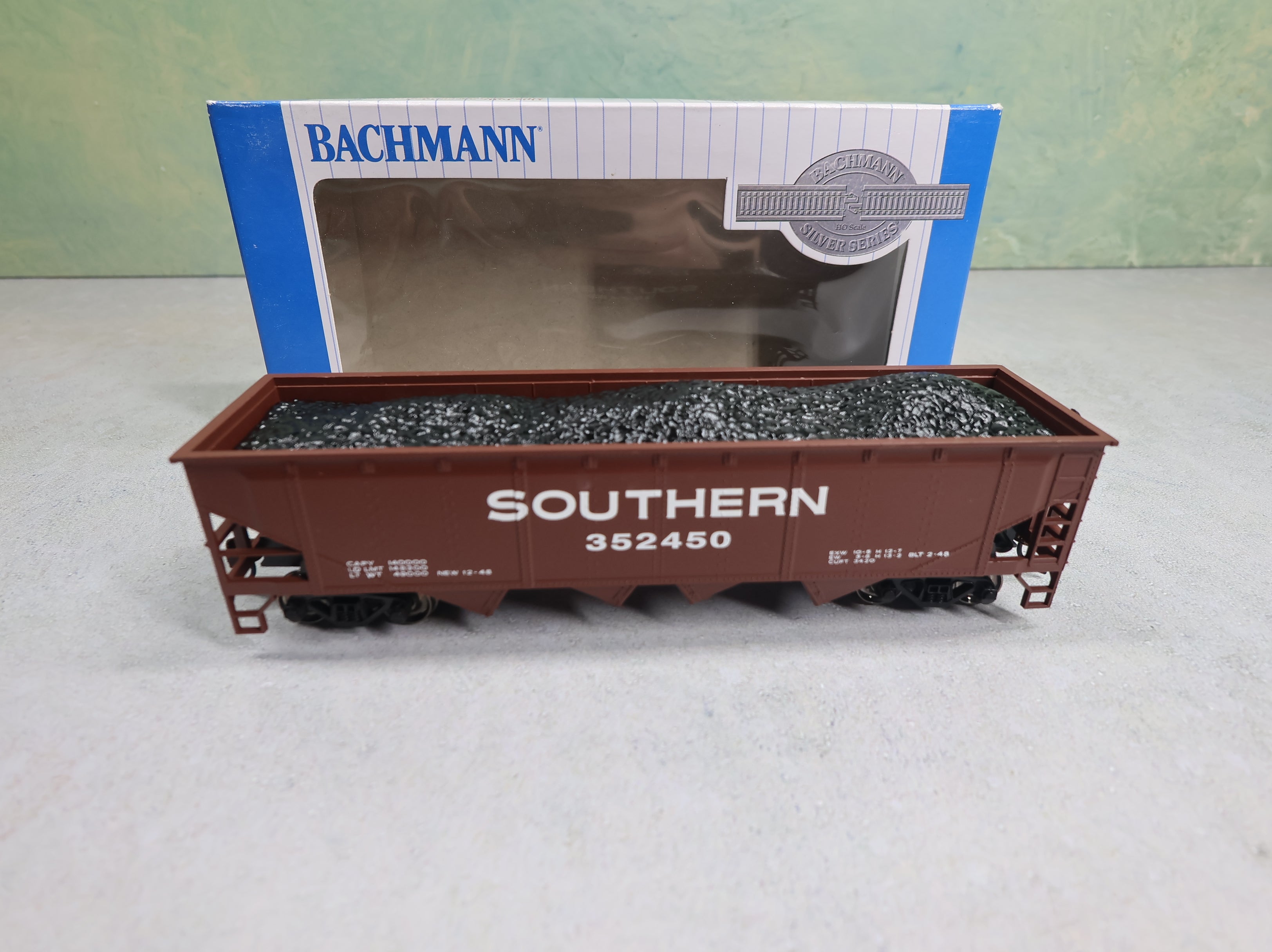 USED Bachmann 17604 HO Scale 40' Quad Hopper Southern #352450 w/ Coal Load