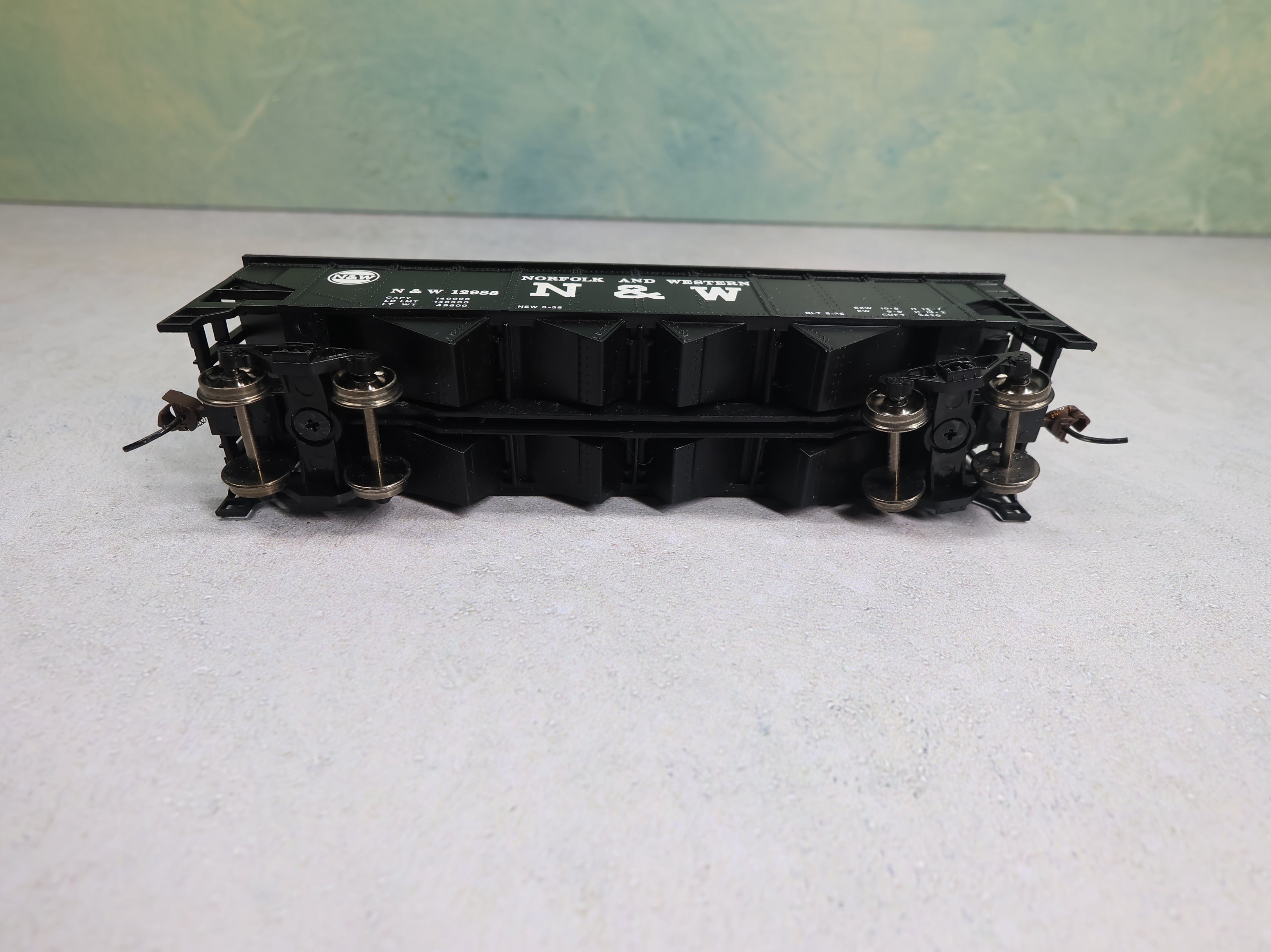 USED Bachmann 17642 HO Scale 40' Quad Hopper Norfolk & Western N&W #12988 w/ Coal Load