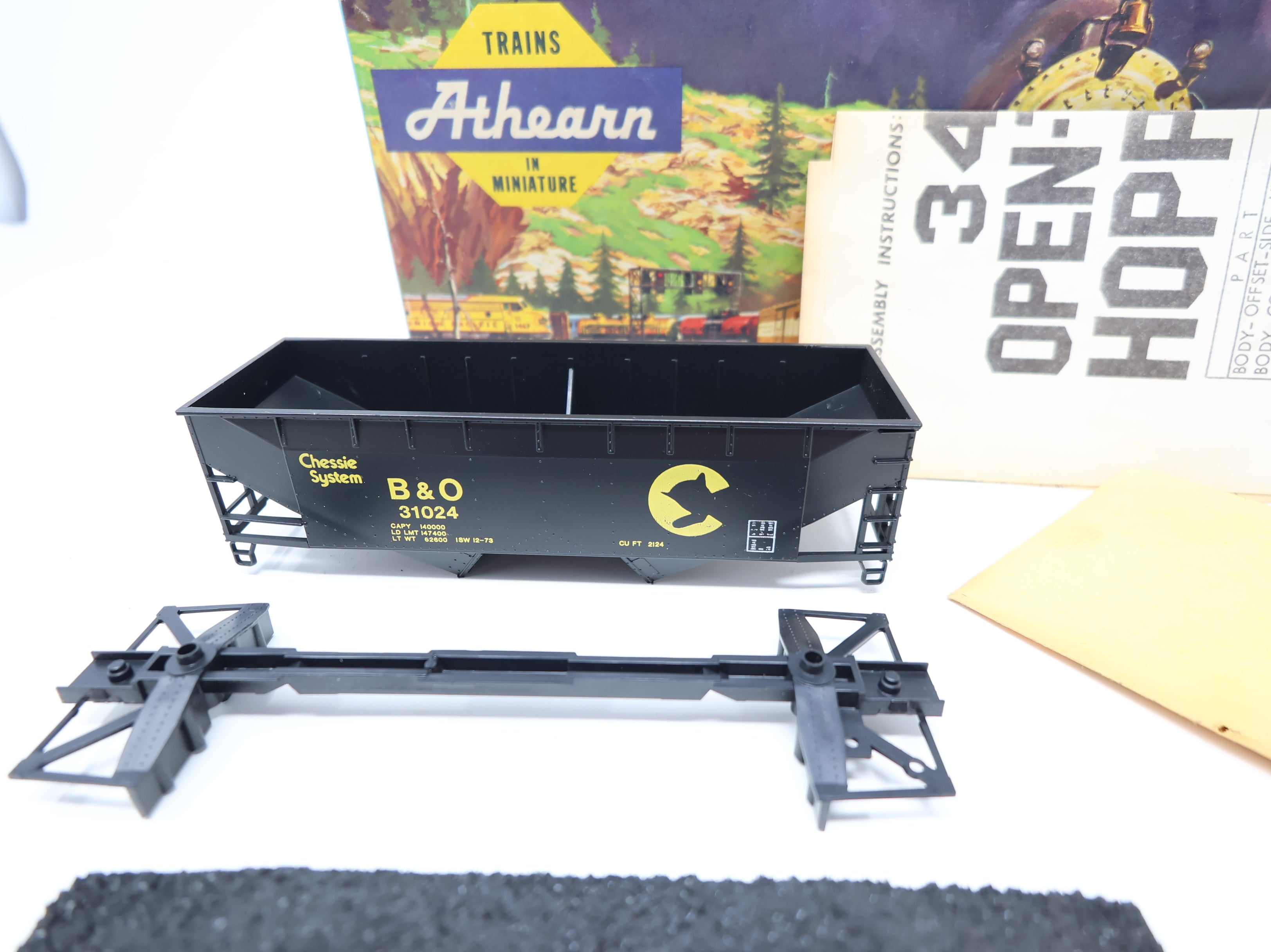 USED Athearn HO Scale 34' 2 Bay Flat-End Hopper Chessie System B&O #31024 Bev-Bel w/ Coal Load KIT