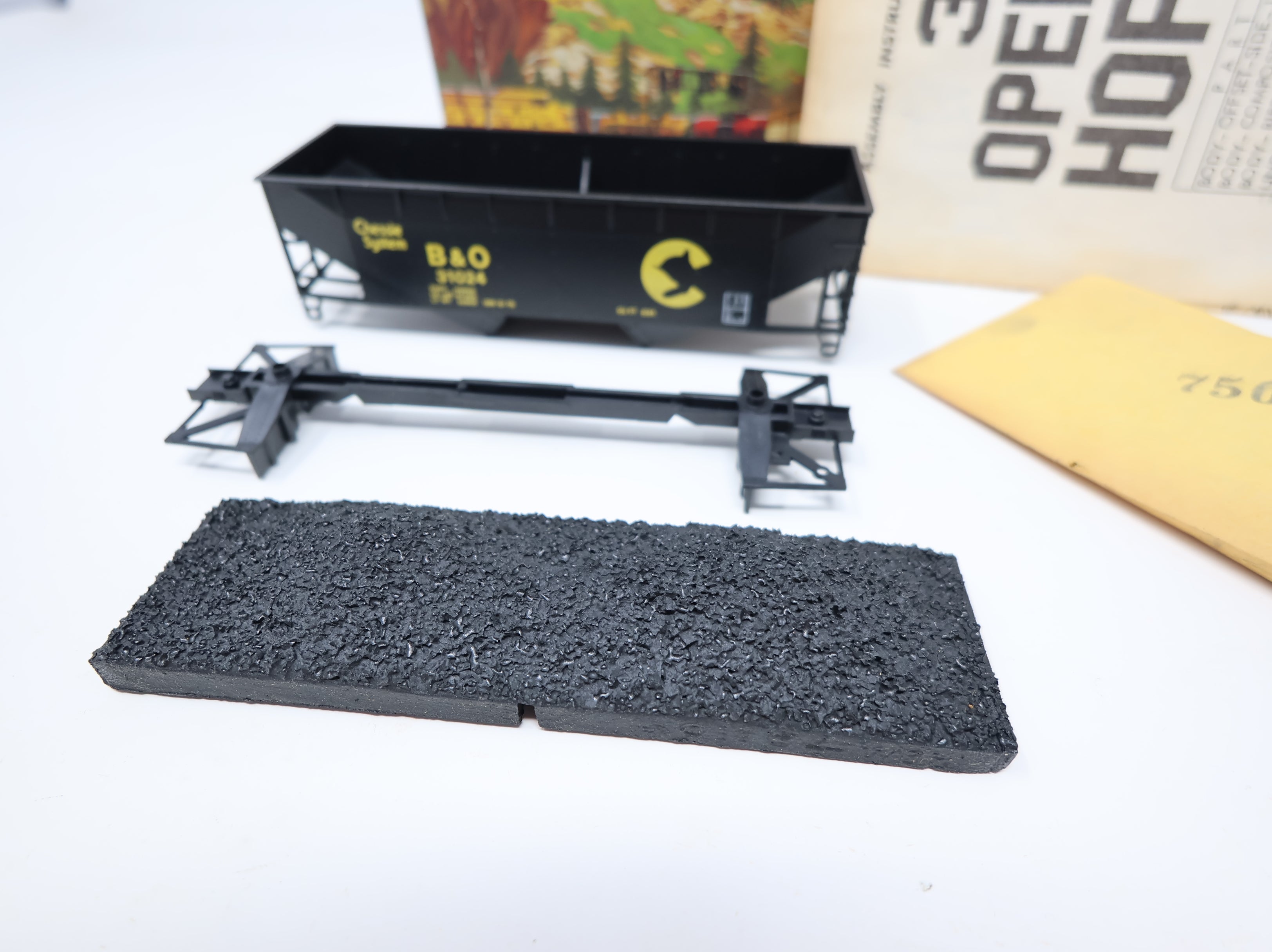 USED Athearn HO Scale 34' 2 Bay Flat-End Hopper Chessie System B&O #31024 Bev-Bel w/ Coal Load KIT