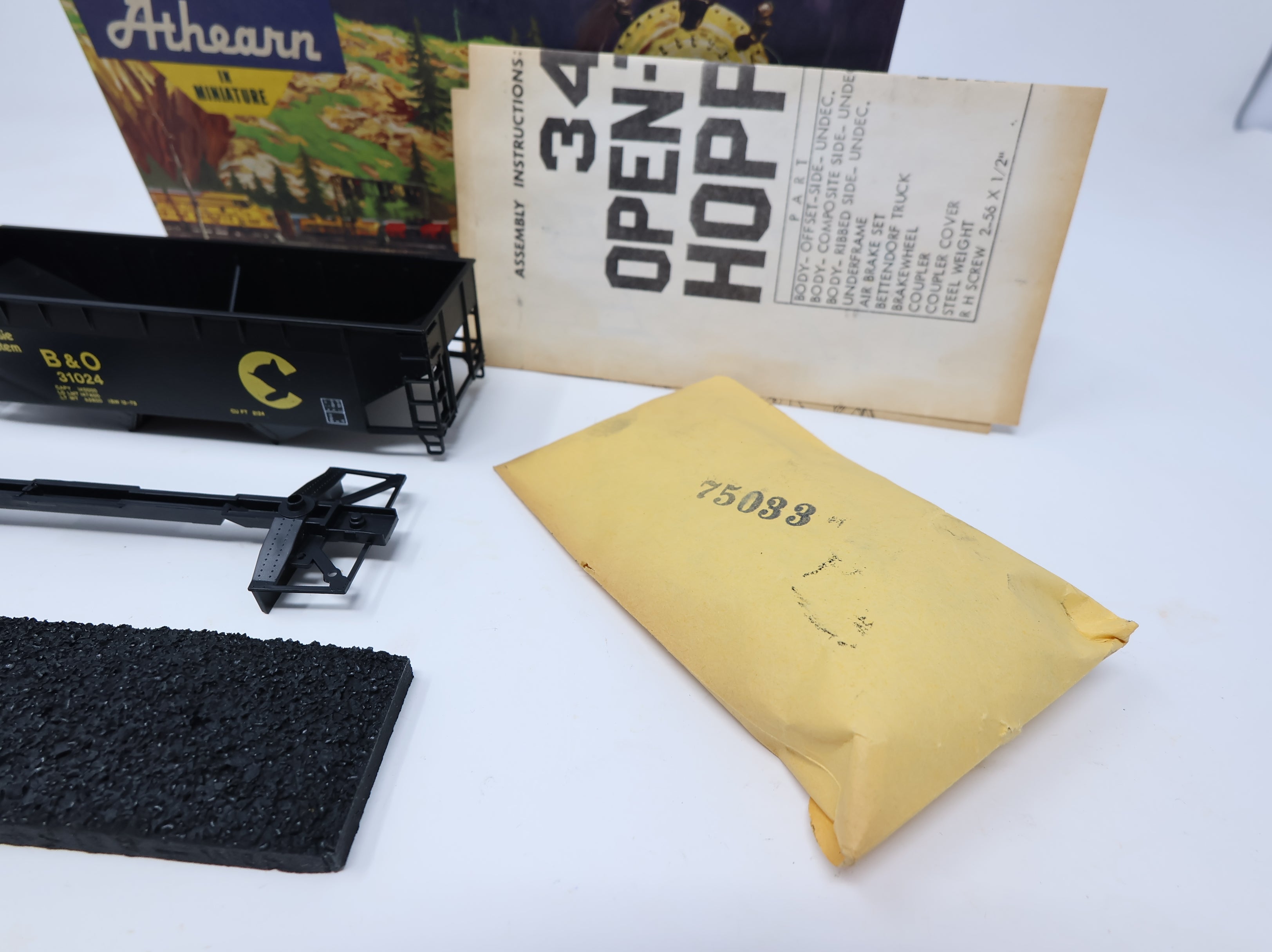 USED Athearn HO Scale 34' 2 Bay Flat-End Hopper Chessie System B&O #31024 Bev-Bel w/ Coal Load KIT