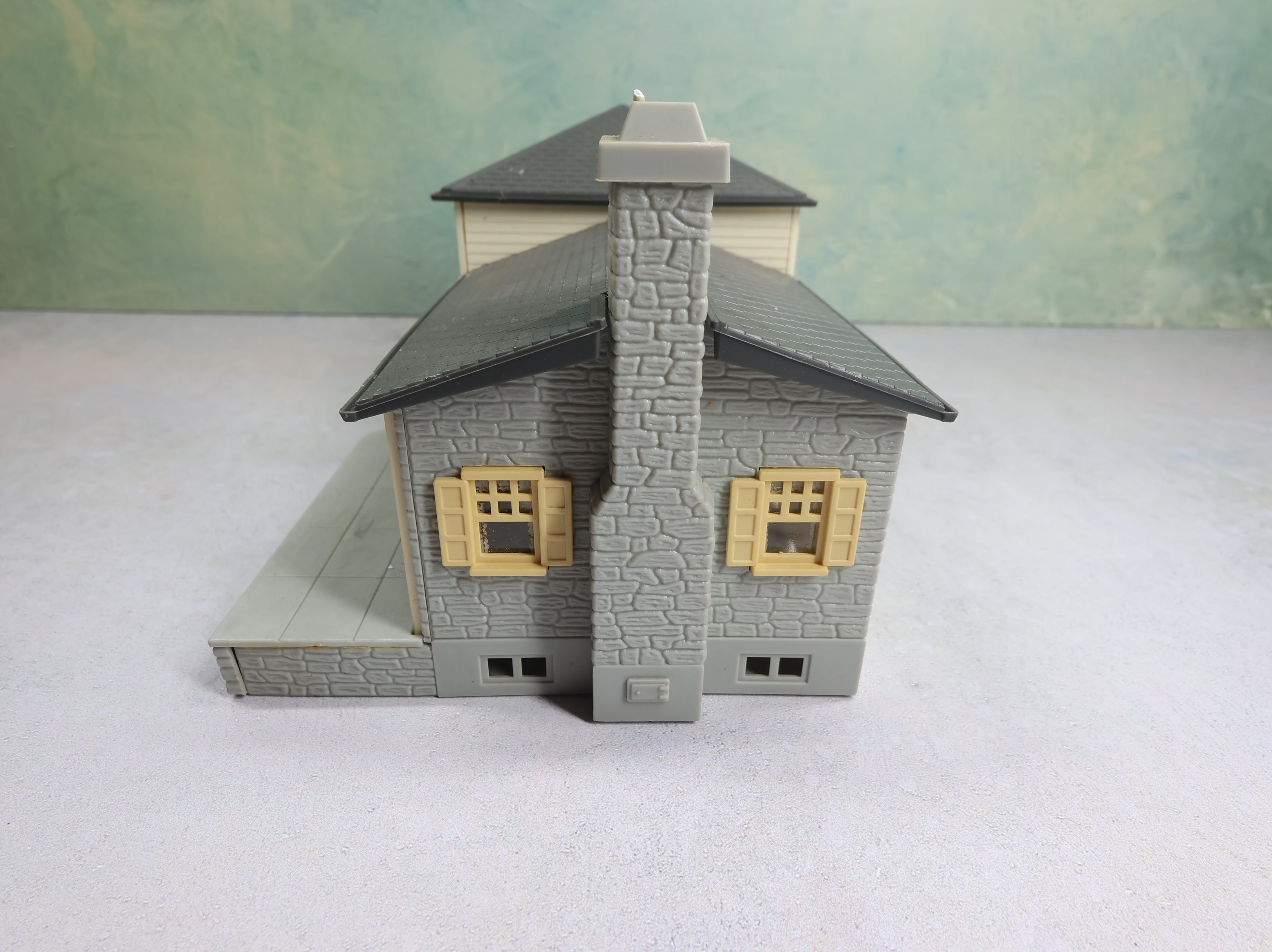 USED Bachmann Plasticville O Gray & Brown Split Level House