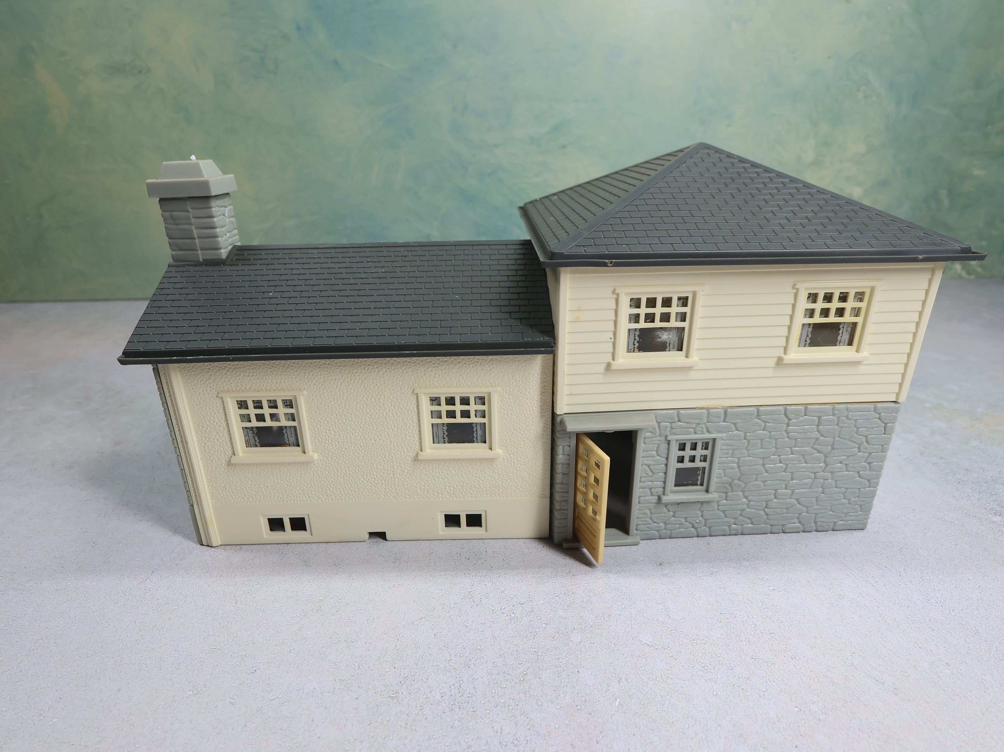 USED Bachmann Plasticville O Gray & Brown Split Level House