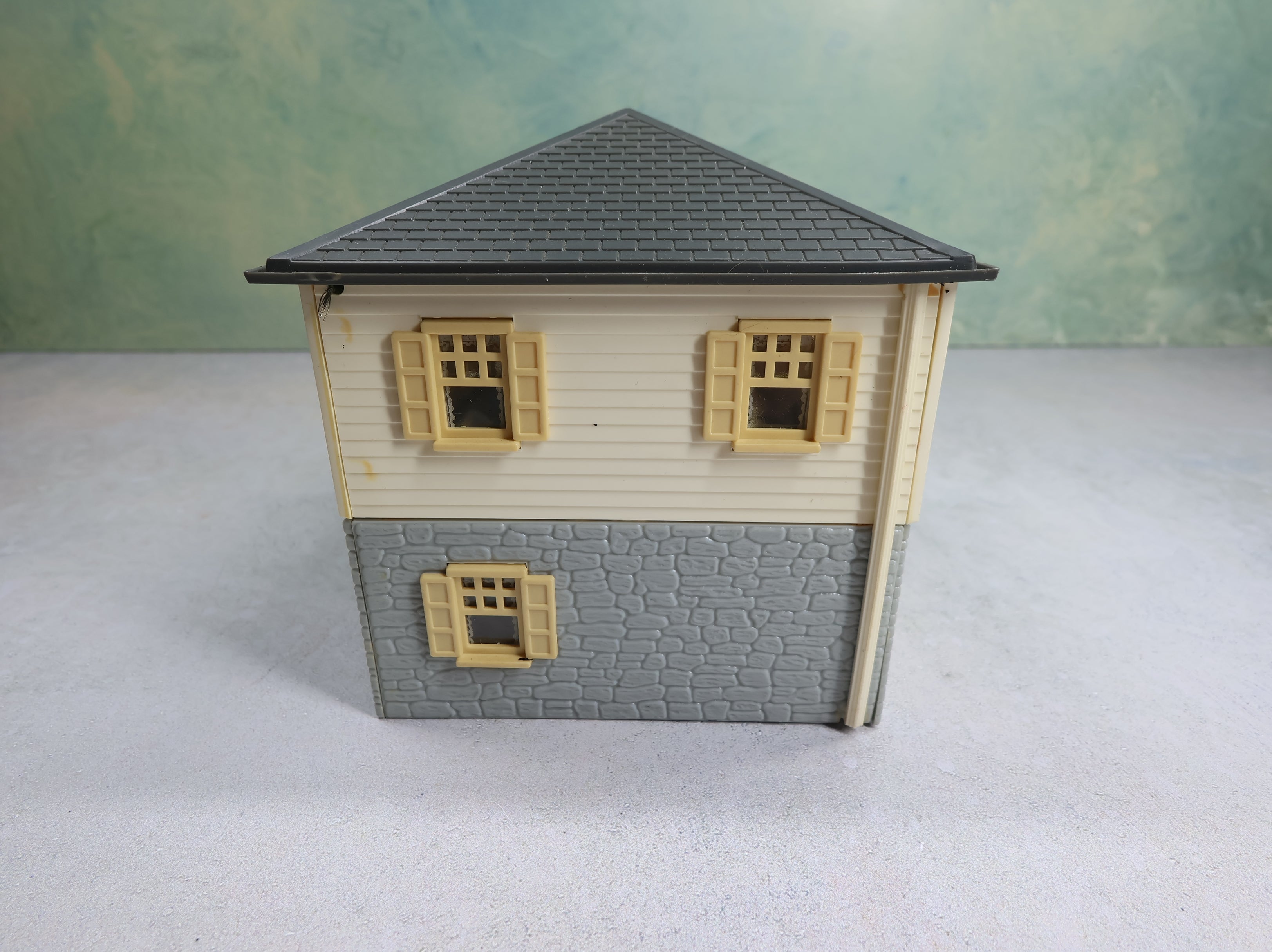 USED Bachmann Plasticville O Gray & Brown Split Level House