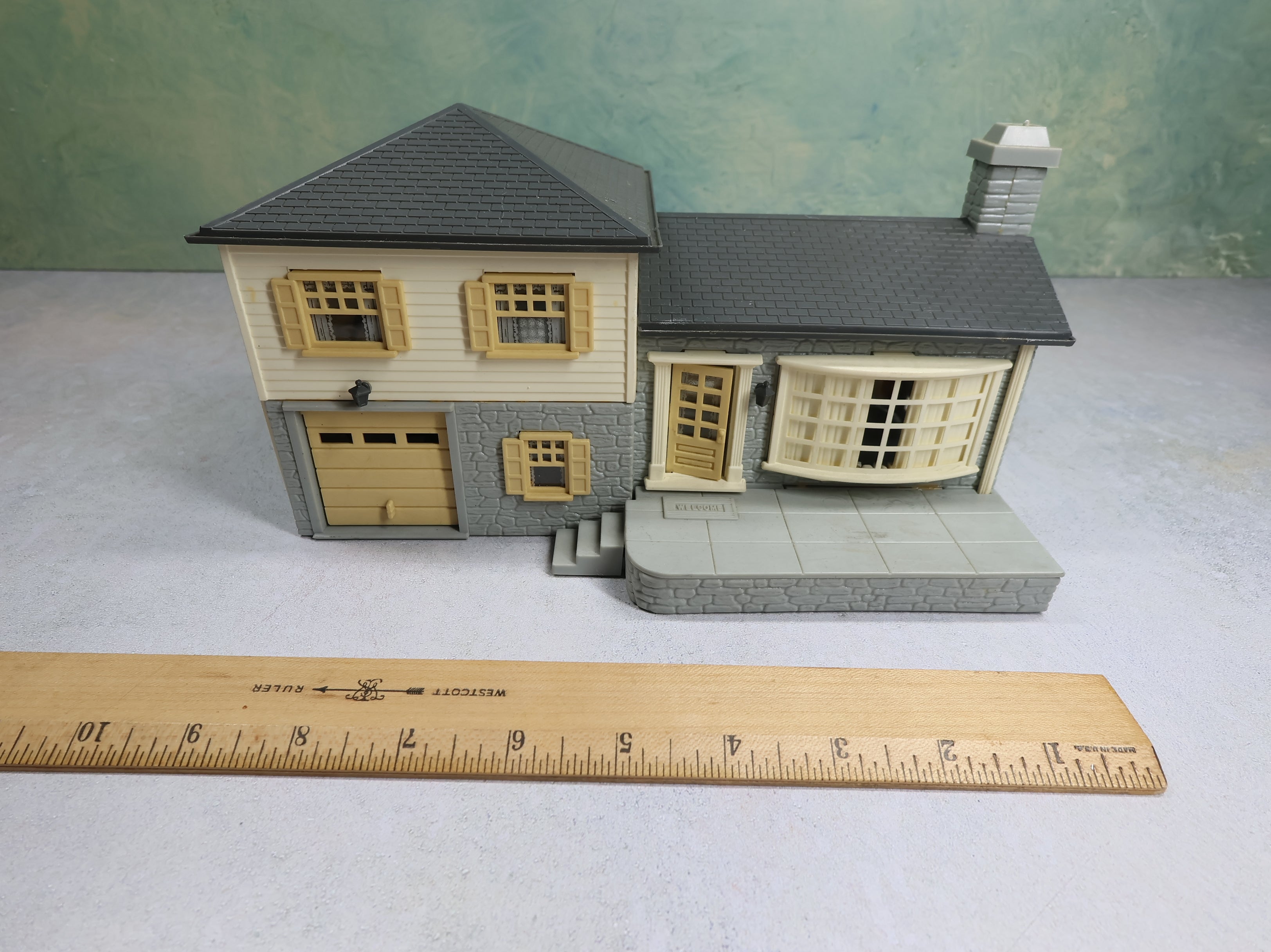 USED Bachmann Plasticville O Gray & Brown Split Level House