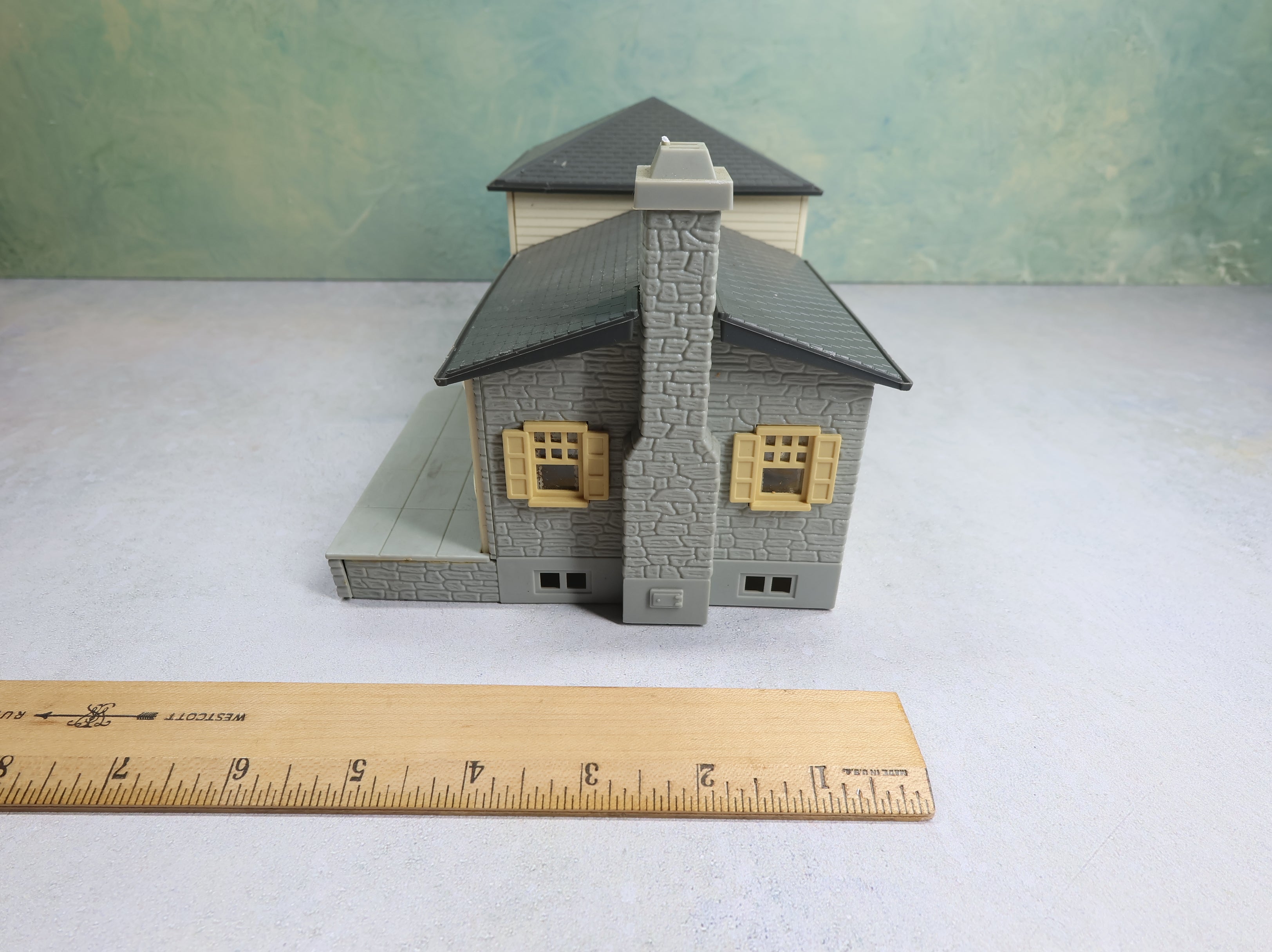 USED Bachmann Plasticville O Gray & Brown Split Level House