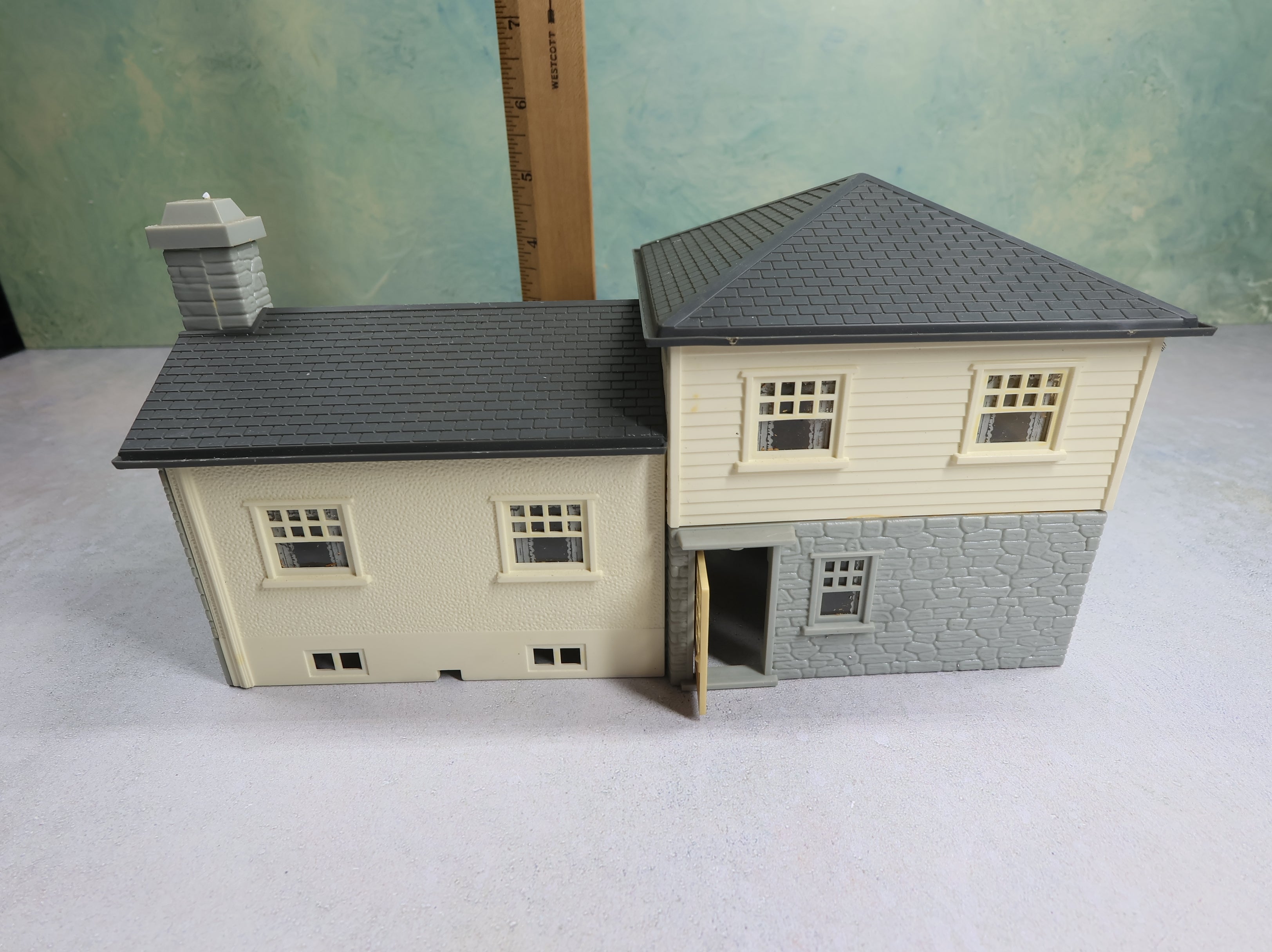 USED Bachmann Plasticville O Gray & Brown Split Level House