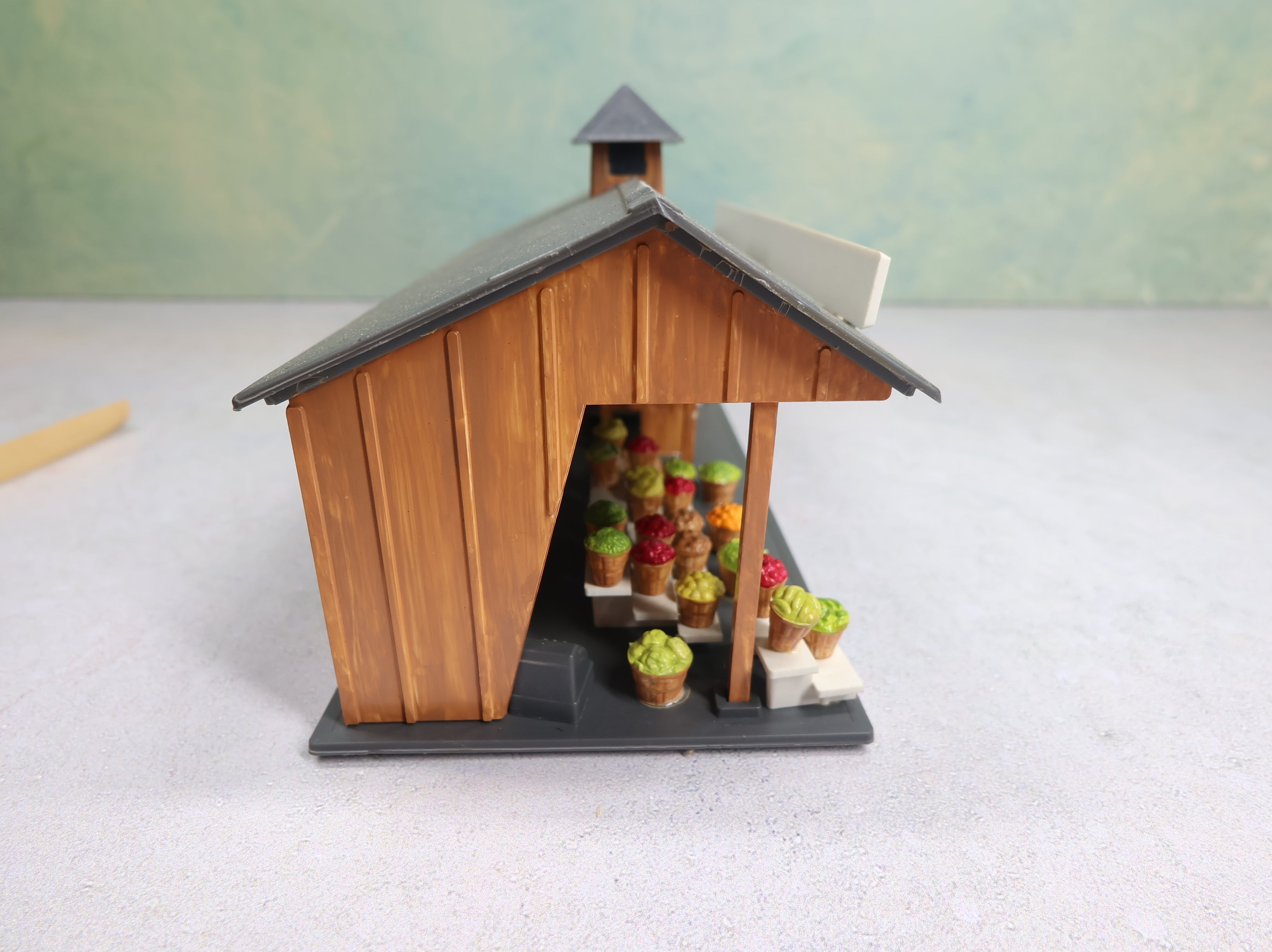 USED Bachmann Plasticville O Roadside Stand, Fruit Stand, Farmers Market