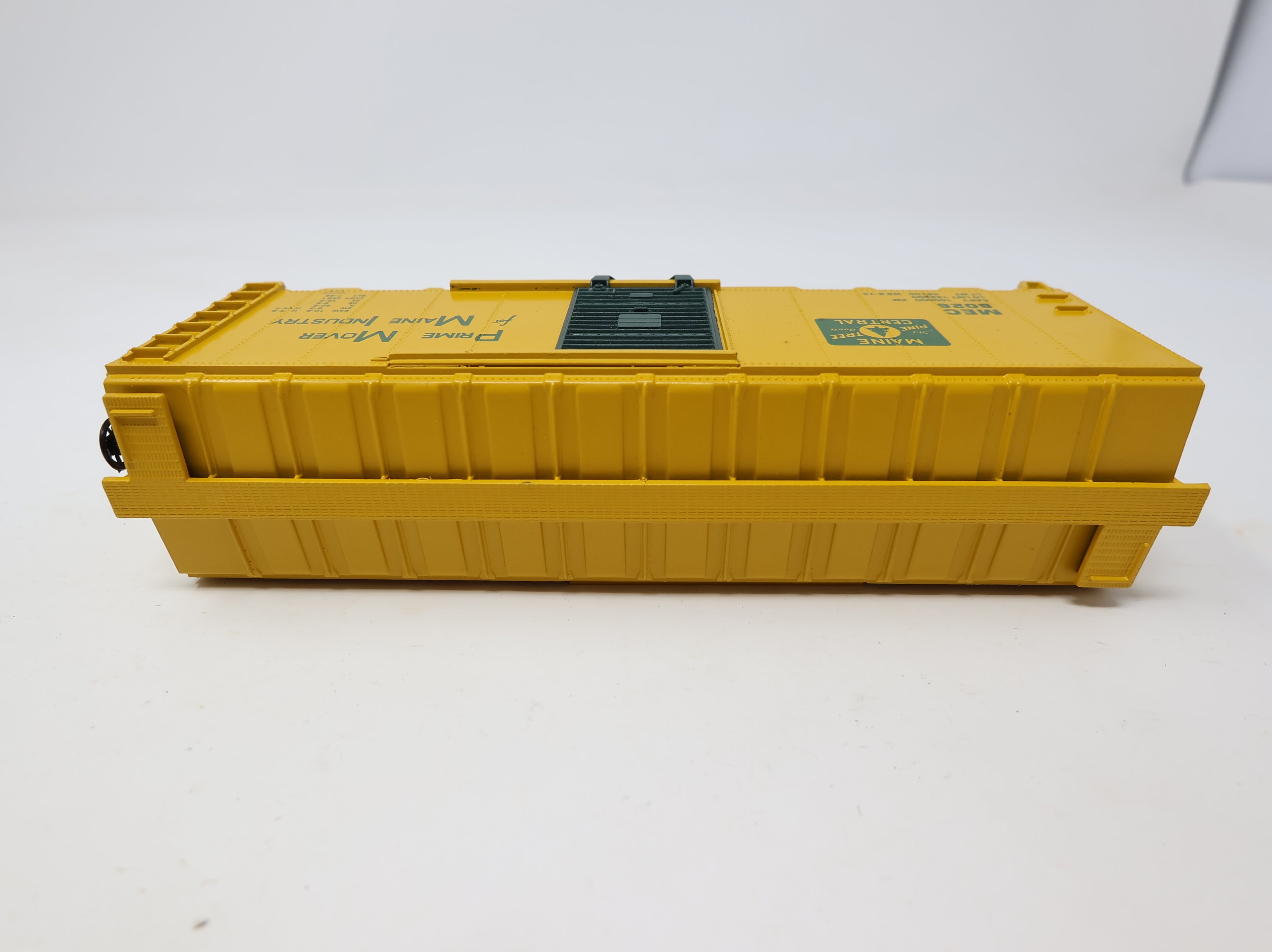 USED Athearn 1021 HO Scale 40' Steel Box Car Maine Central MEC #8026 Kadees