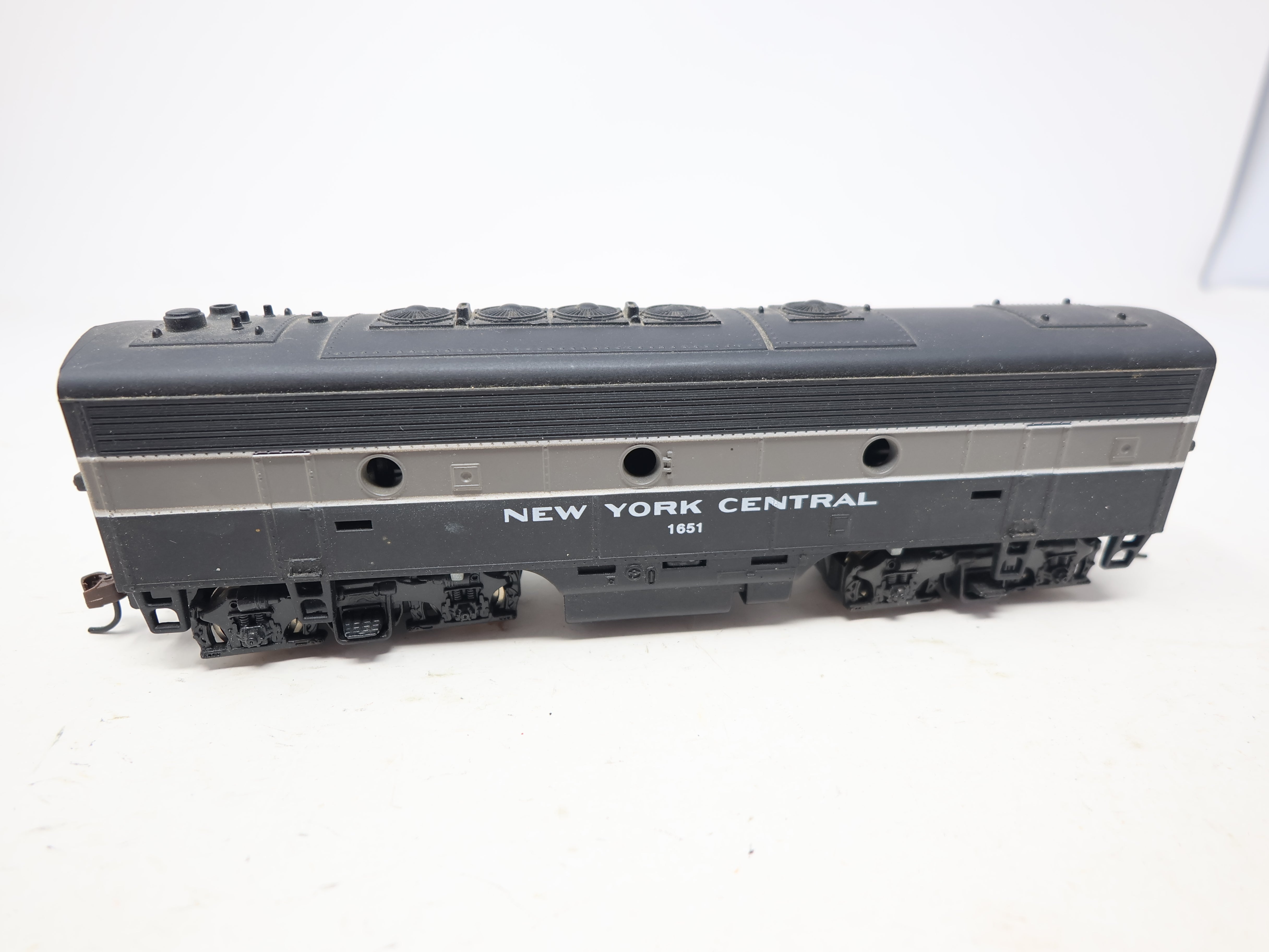 USED Mantua HO Scale, B Unit Diesel Dummy Locomotive (nonpowered), New York Central NYC #1651