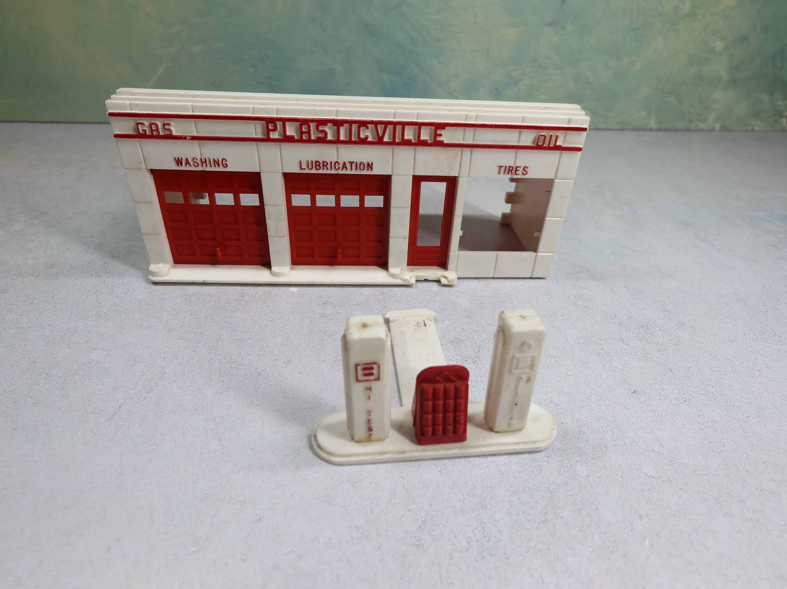 USED Bachmann Plasticville O Service Station (missing parts)