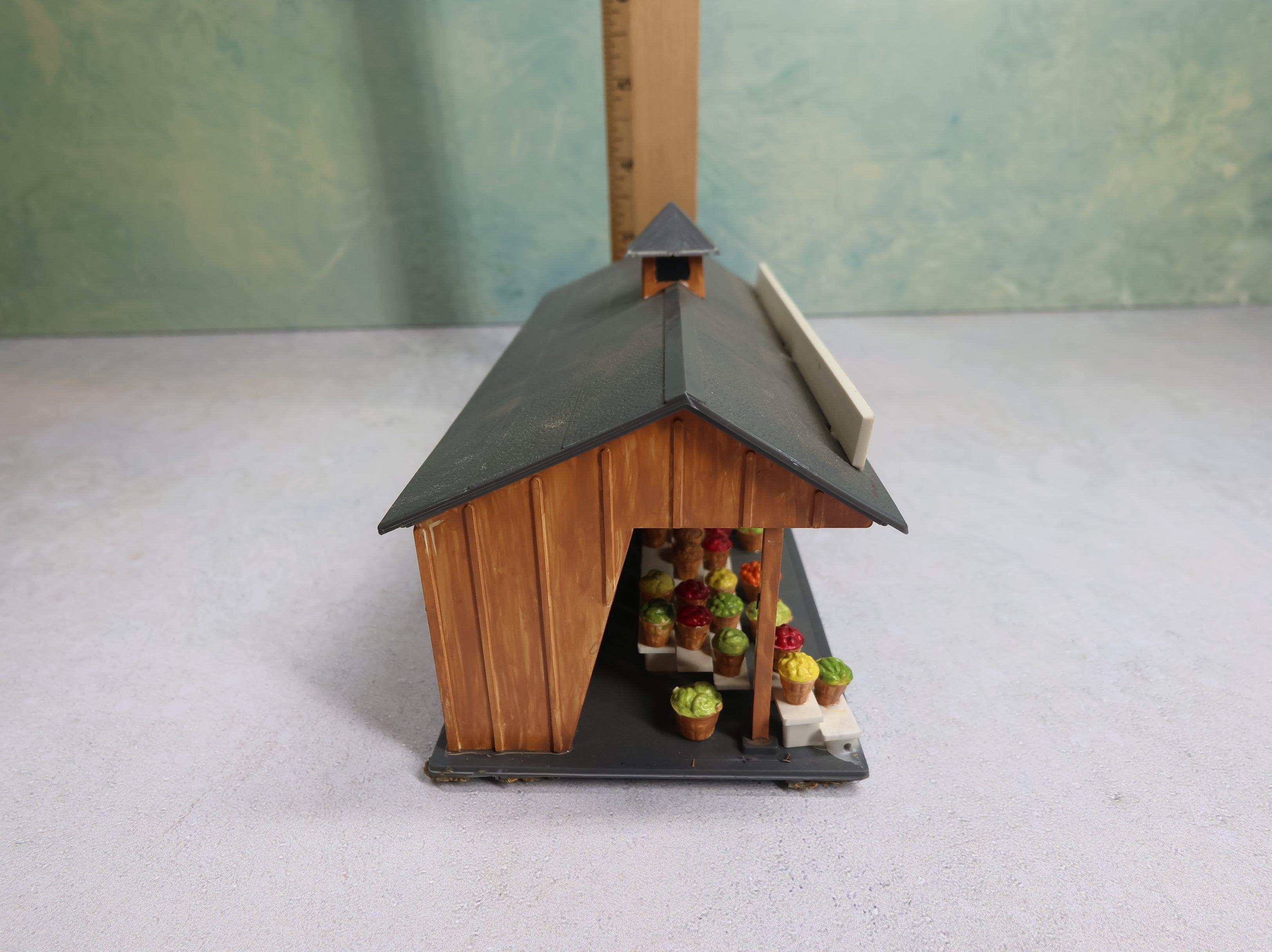 USED Bachmann Plasticville O Roadside Stand, Fruit Stand, Farmers Market