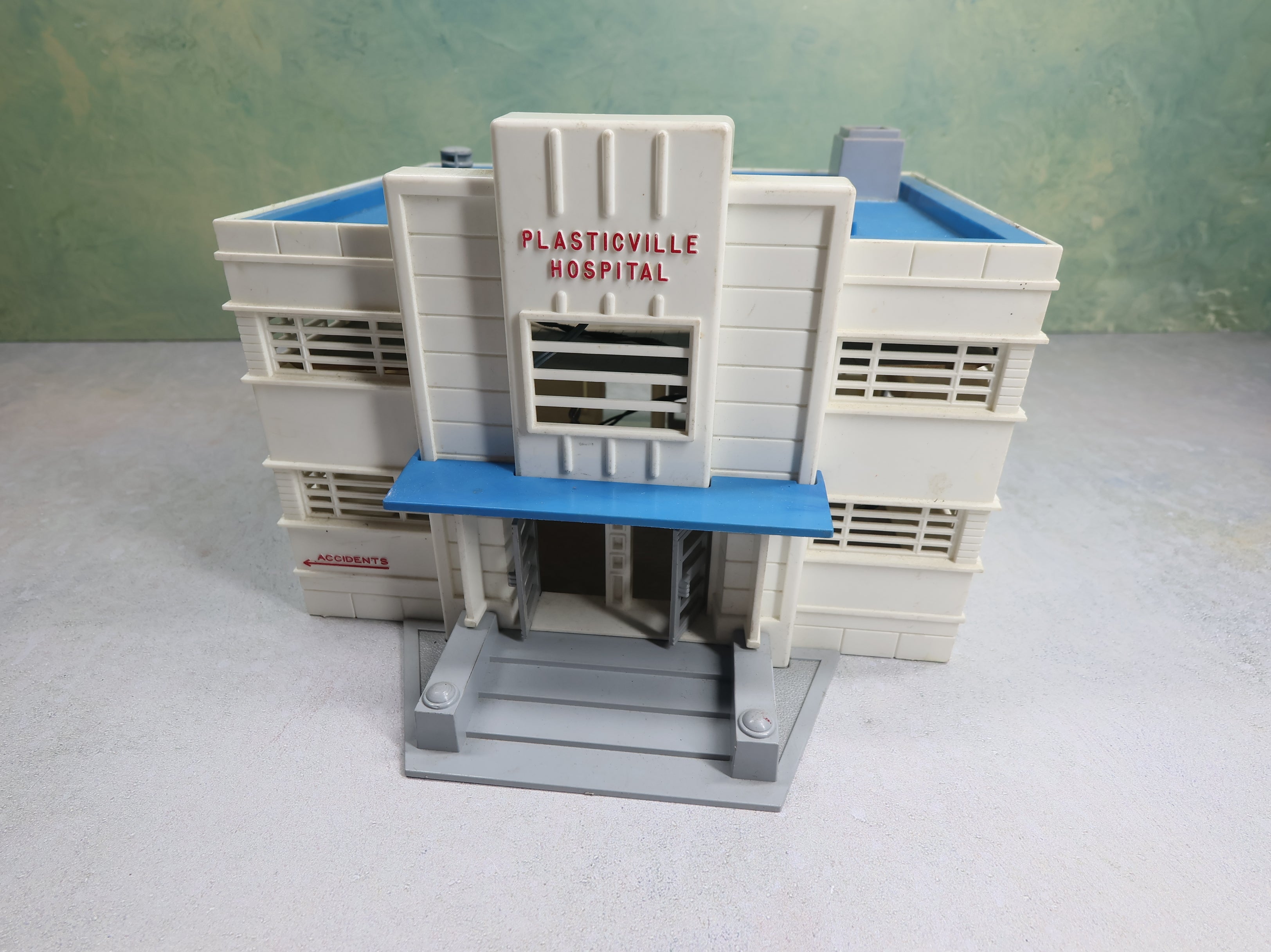 USED Bachmann Plasticville O Hospital