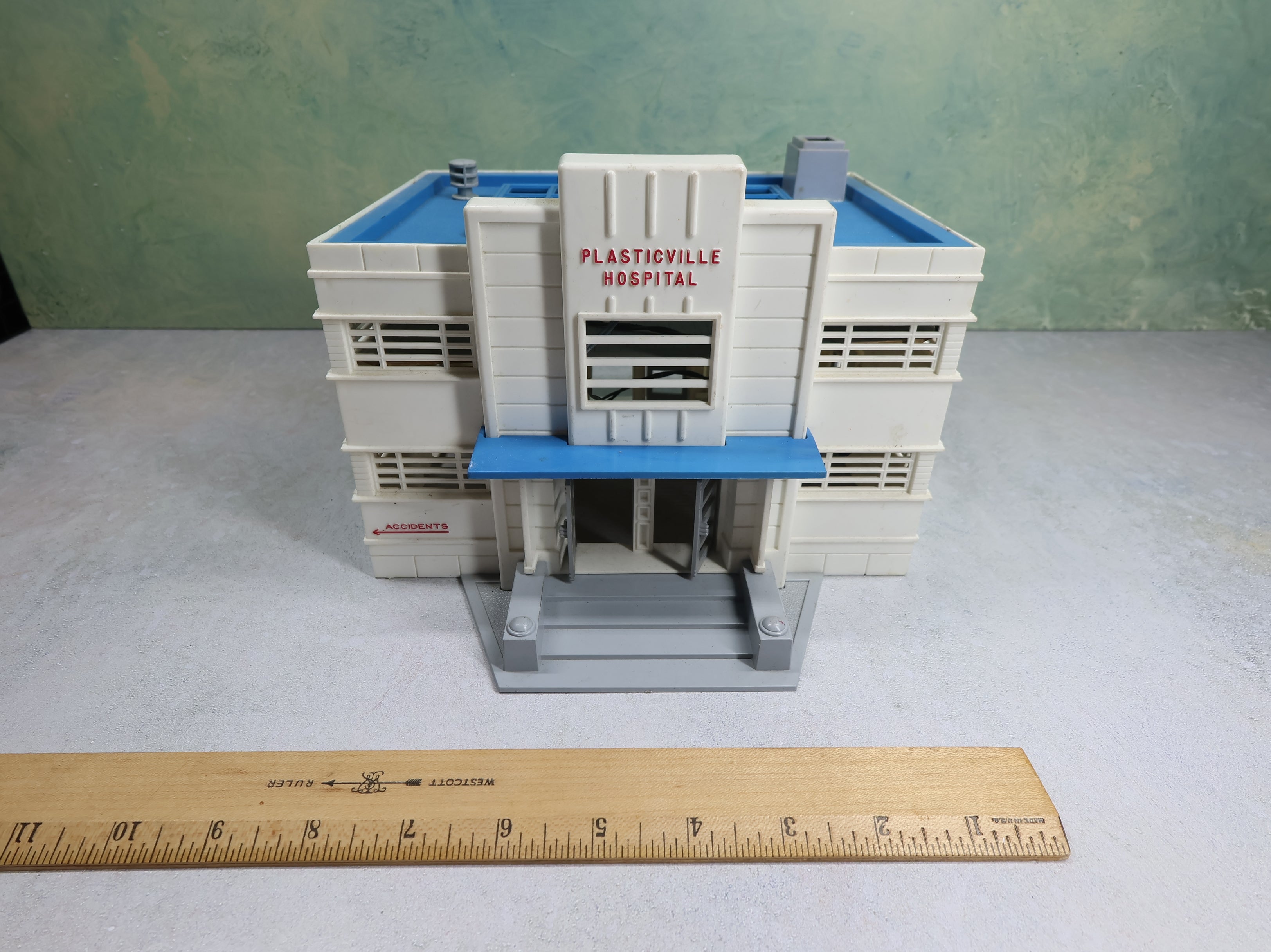 USED Bachmann Plasticville O Hospital