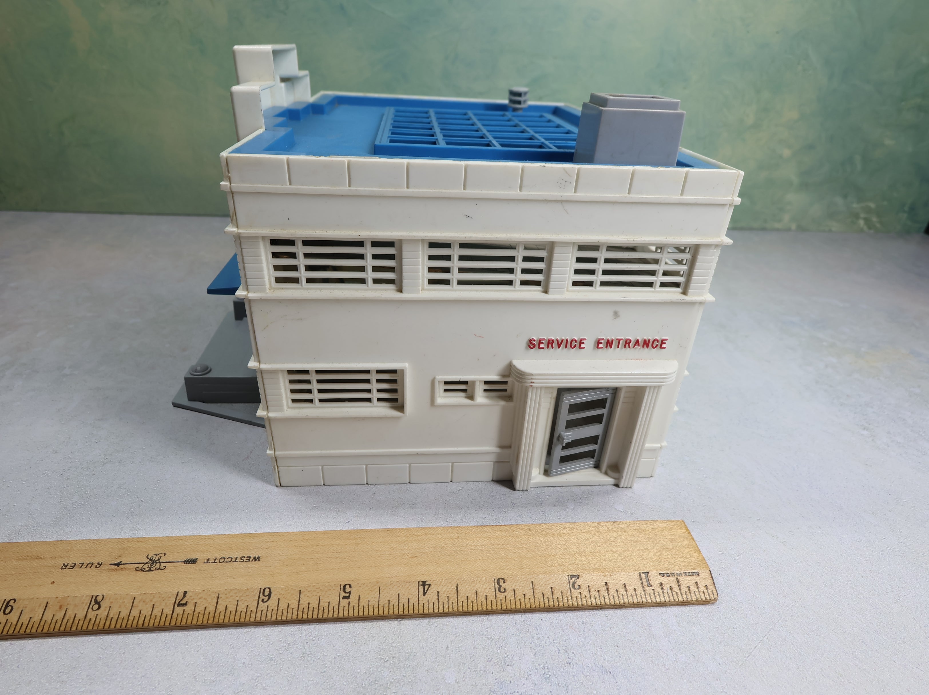 USED Bachmann Plasticville O Hospital