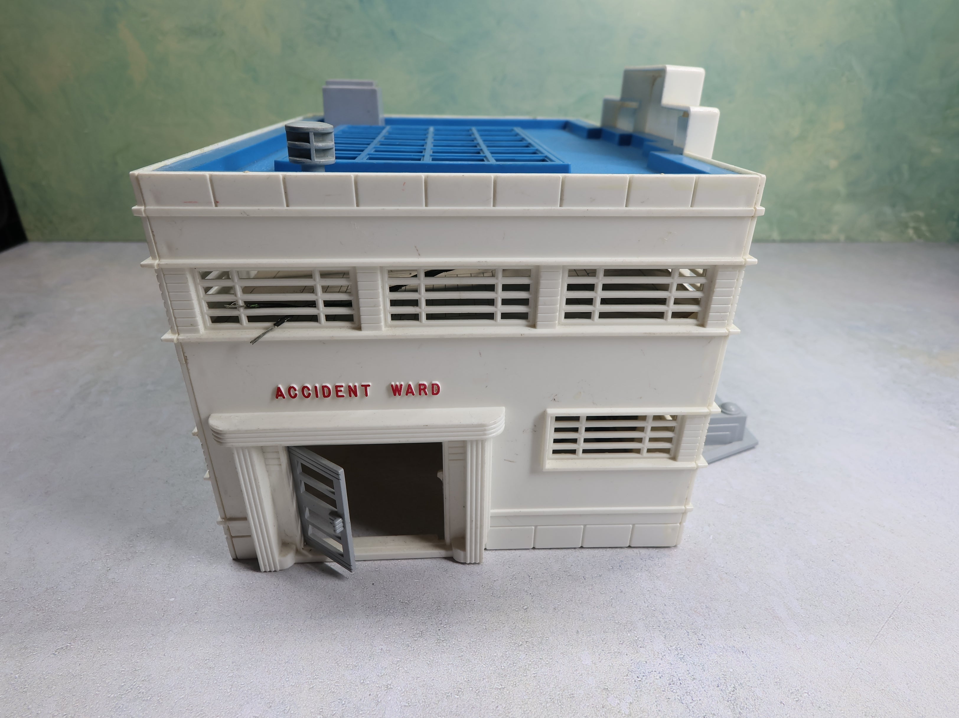 USED Bachmann Plasticville O Hospital