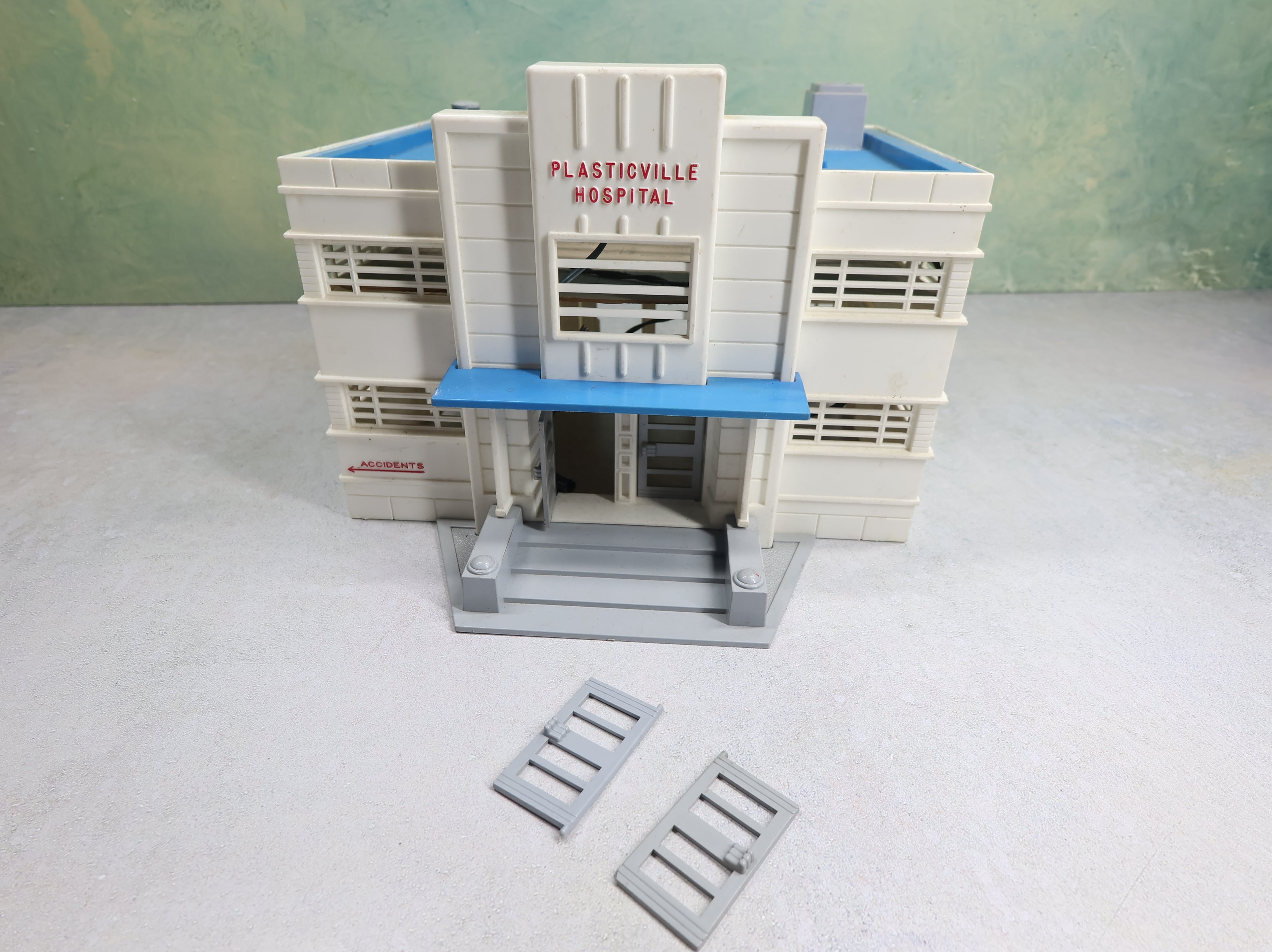 USED Bachmann Plasticville O Hospital