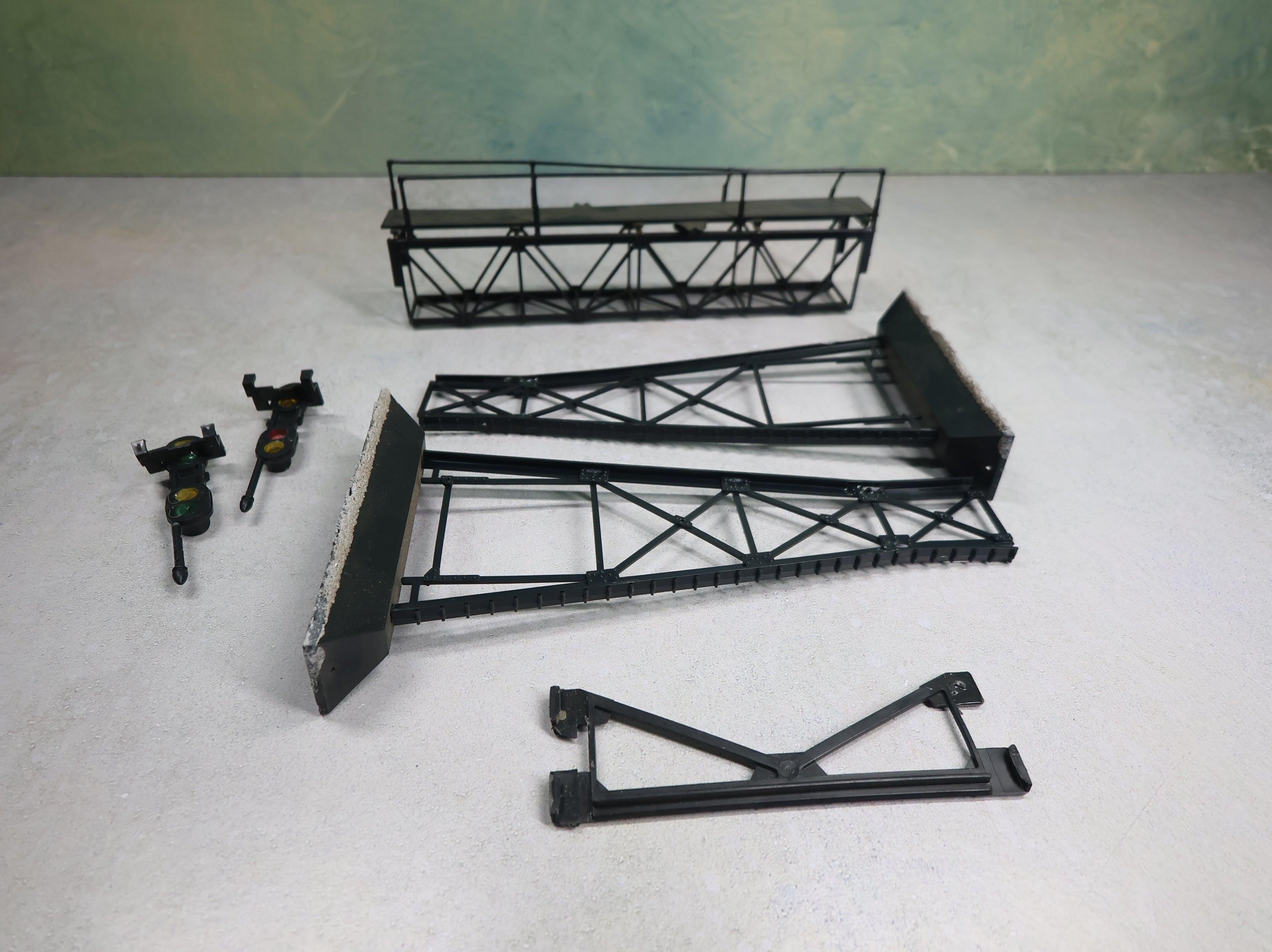 USED Bachmann Plasticville O Parts of a Signal Bridge