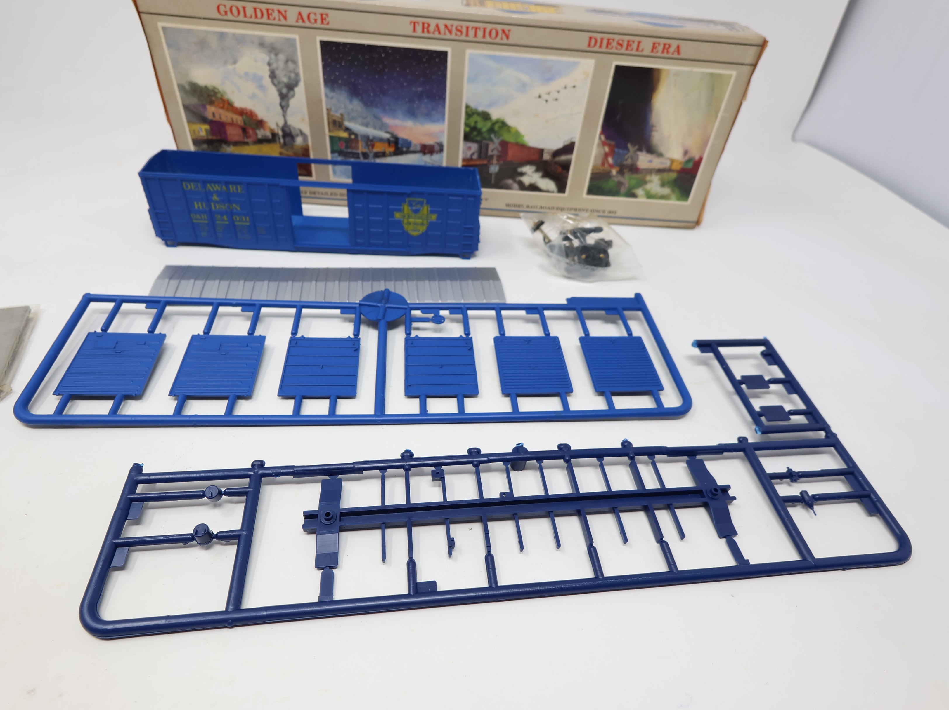 USED Walthers 932-9124 HO Scale 50' Waffle Side Box Car Delaware and Hudson DH #24031 KIT