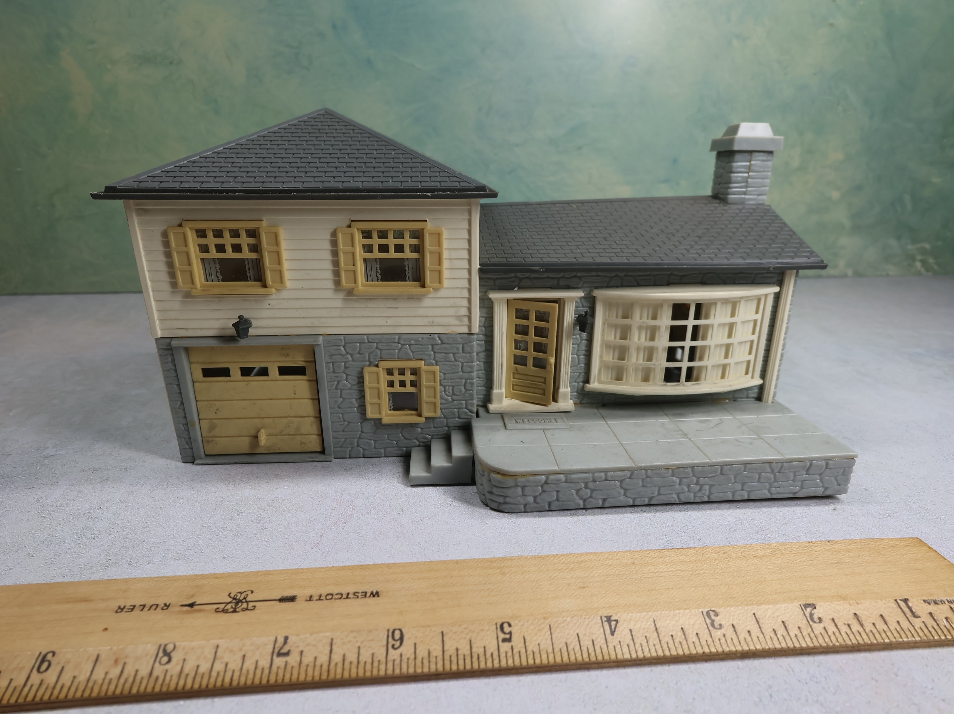 USED Bachmann Plasticville O Gray Split Level Home