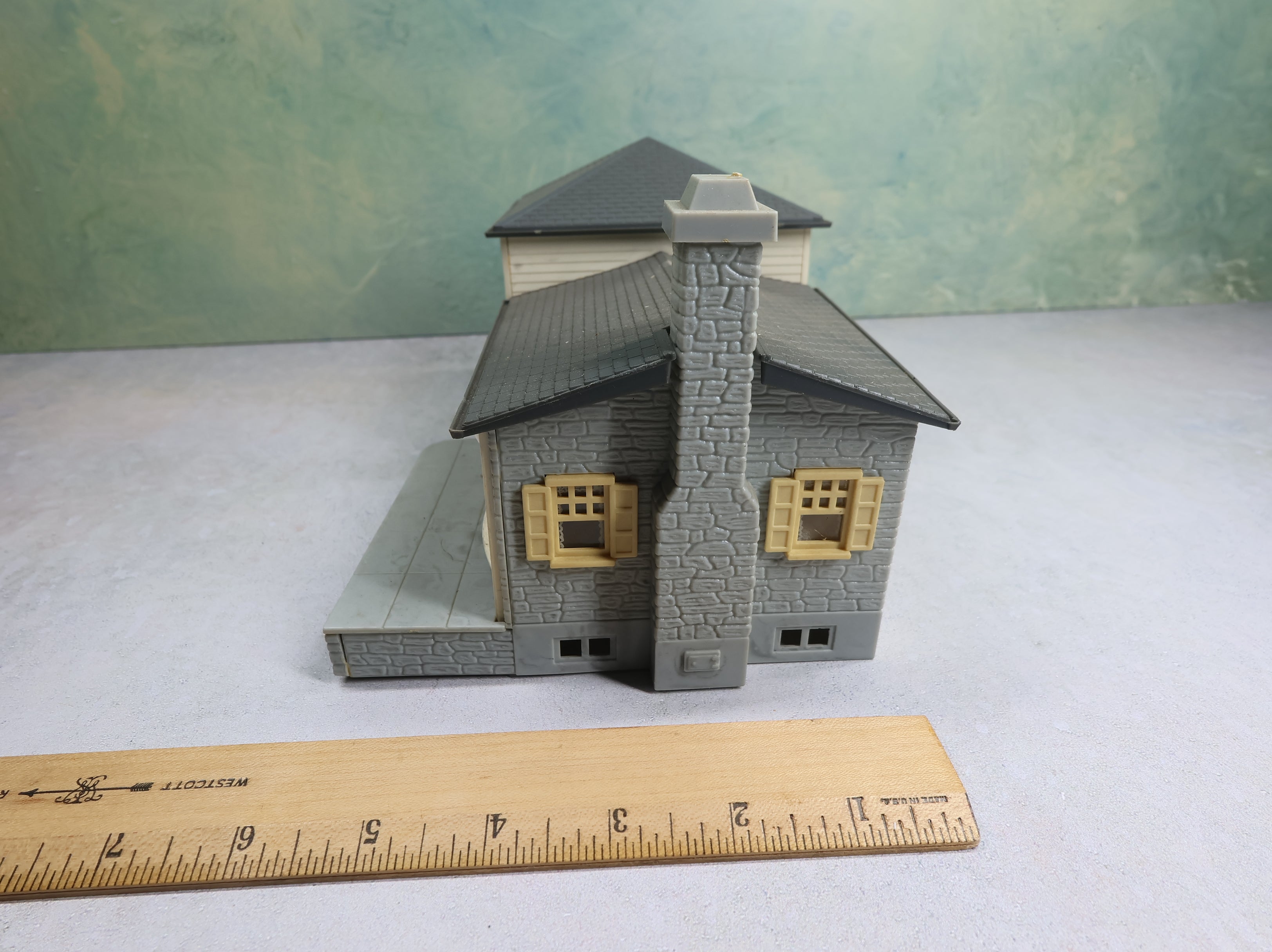 USED Bachmann Plasticville O Gray Split Level Home